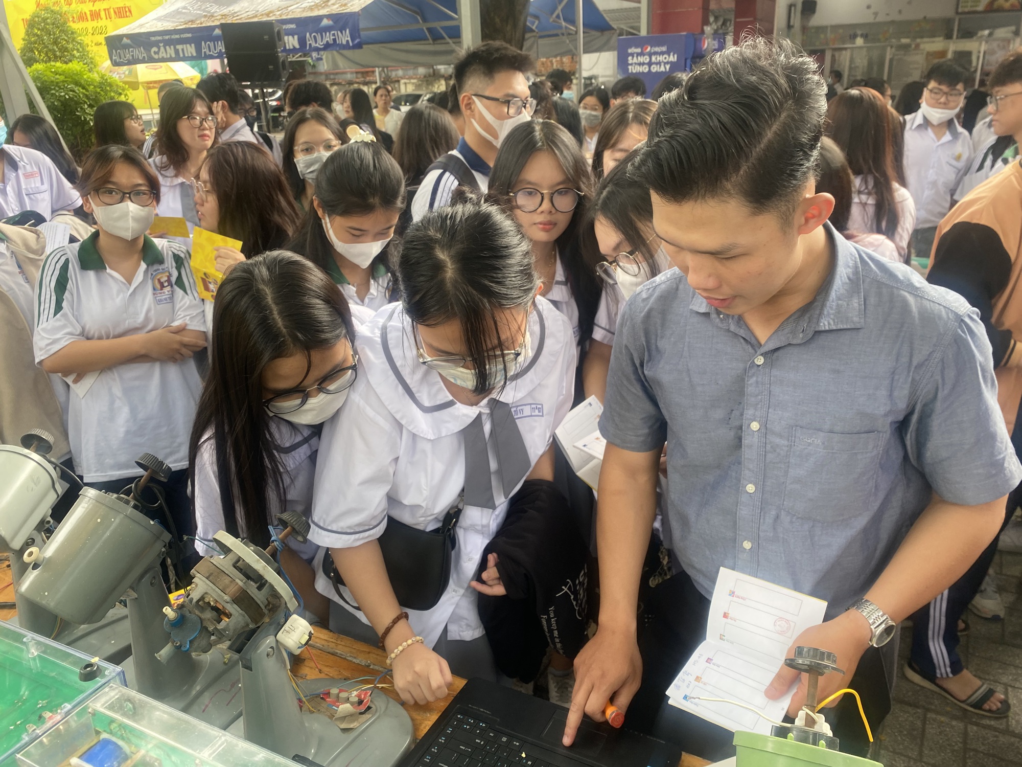 TP HCM: Hơn 2.000 học sinh hò reo với tiết học "lạ" ở sân trường