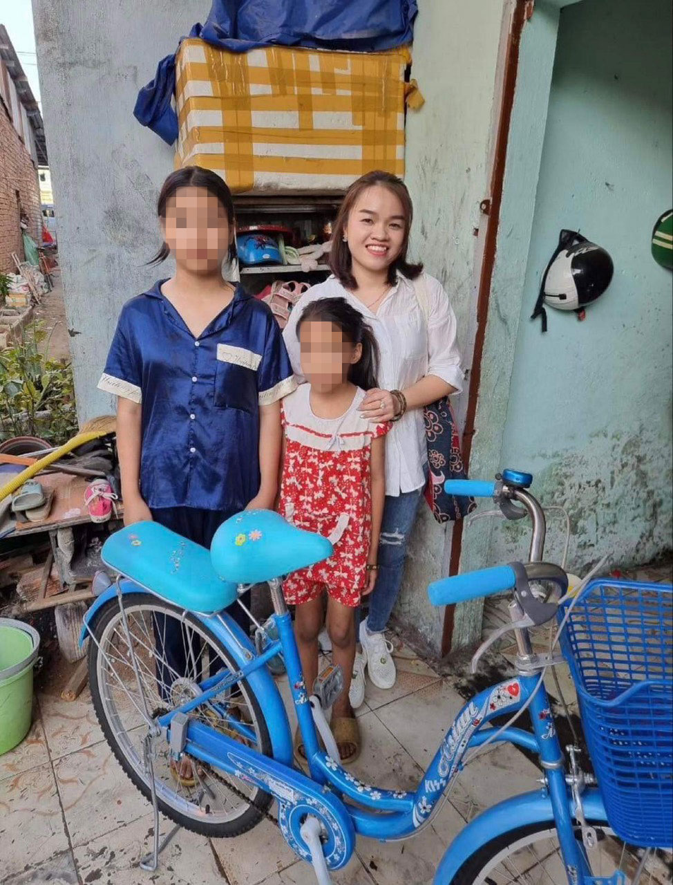 Tặng học bổng cho con lao động mồ côi vì COVID-19