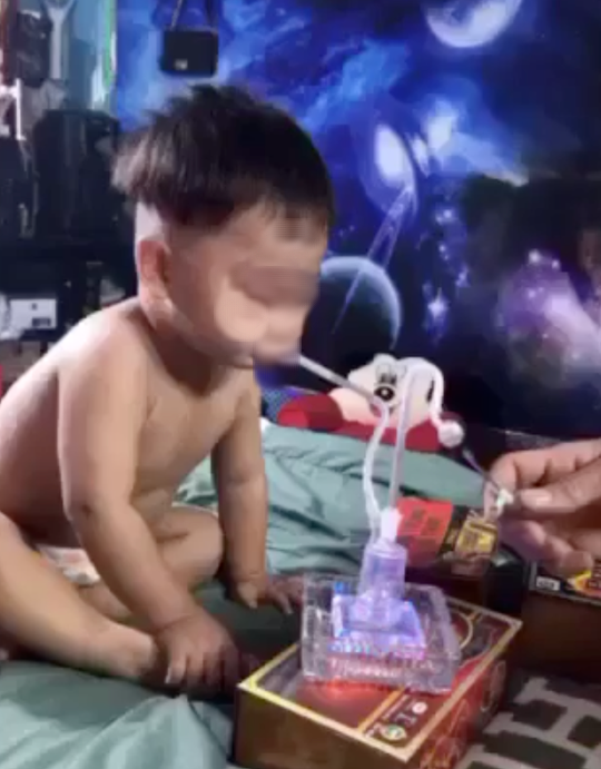 Xác minh clip bé 3 tuổi được cho là bị ép hút ma túy đá gây xôn xao mạng xã hội