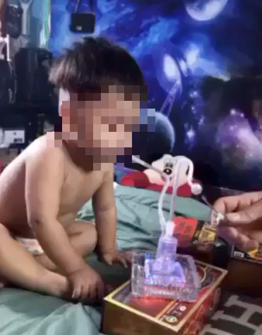 Hội Bảo vệ quyền trẻ em TP HCM l&ecirc;n tiếng vụ clip b&eacute; trai 3 tuổi nghi bị &eacute;p h&uacute;t ma t&uacute;y đ&aacute; - Ảnh 1.