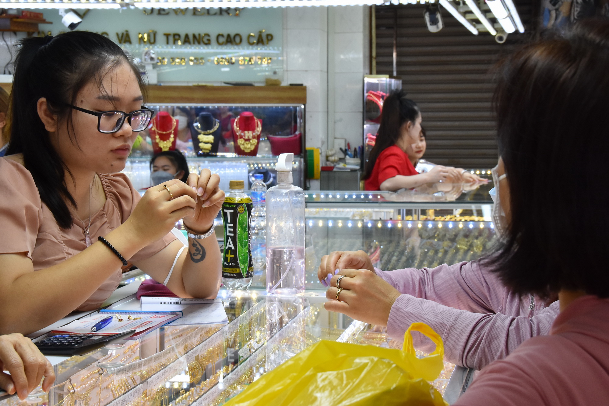 Giá vàng hôm nay 25-3: Rơi thẳng đứng