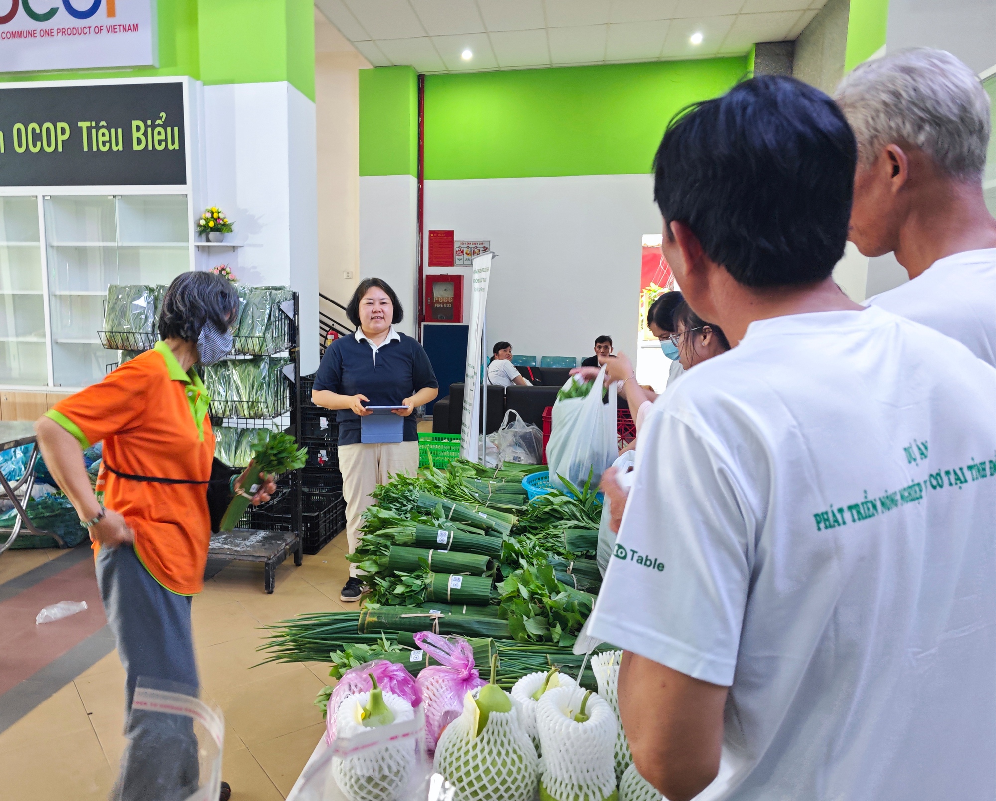 N&ocirc;ng d&acirc;n chở rau hữu cơ từ Đồng Th&aacute;p l&ecirc;n TP HCM b&aacute;n chỉ 5.000 đồng/b&oacute; - Ảnh 6.
