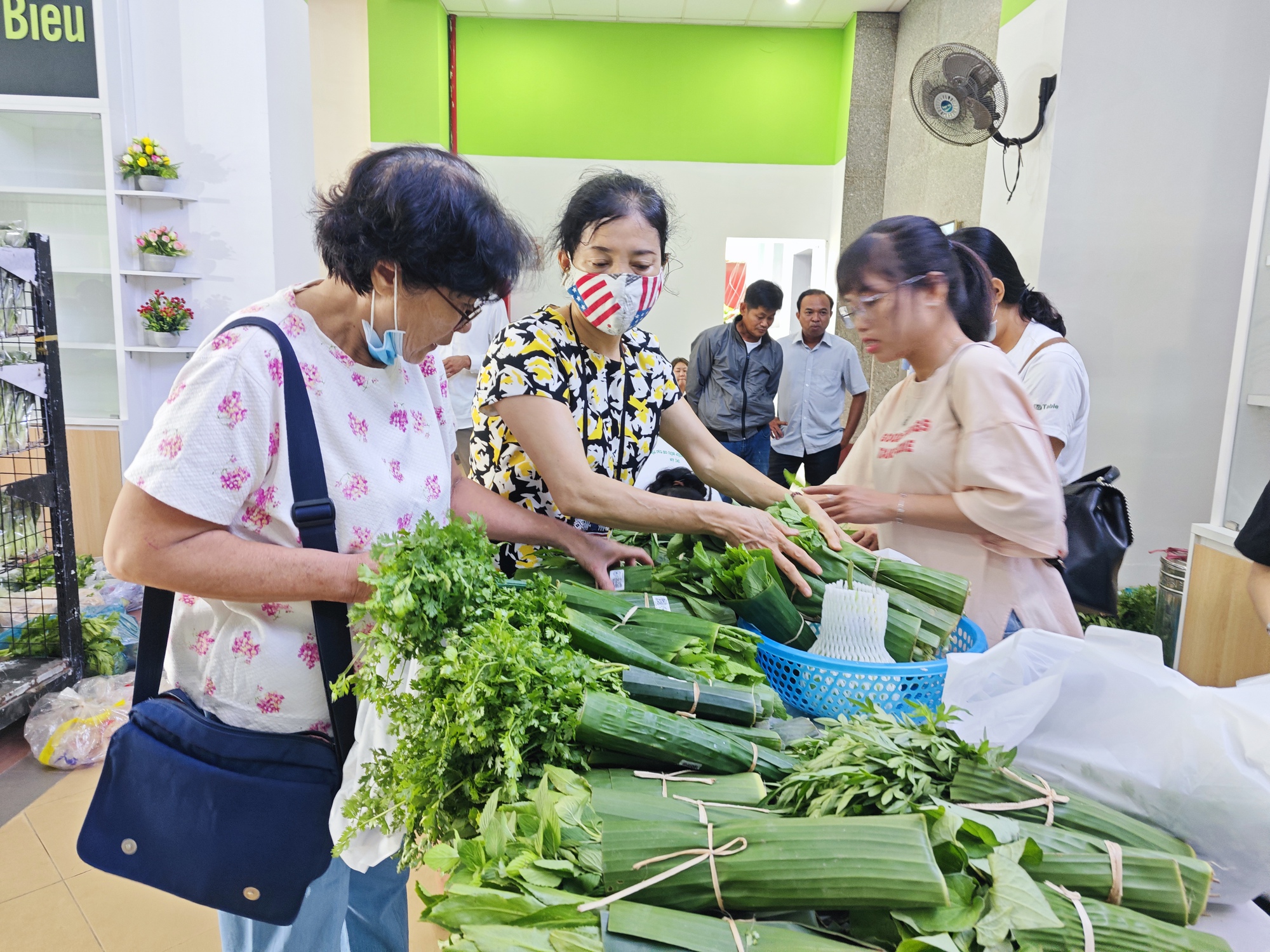 N&ocirc;ng d&acirc;n chở rau hữu cơ từ Đồng Th&aacute;p l&ecirc;n TP HCM b&aacute;n chỉ 5.000 đồng/b&oacute; - Ảnh 1.
