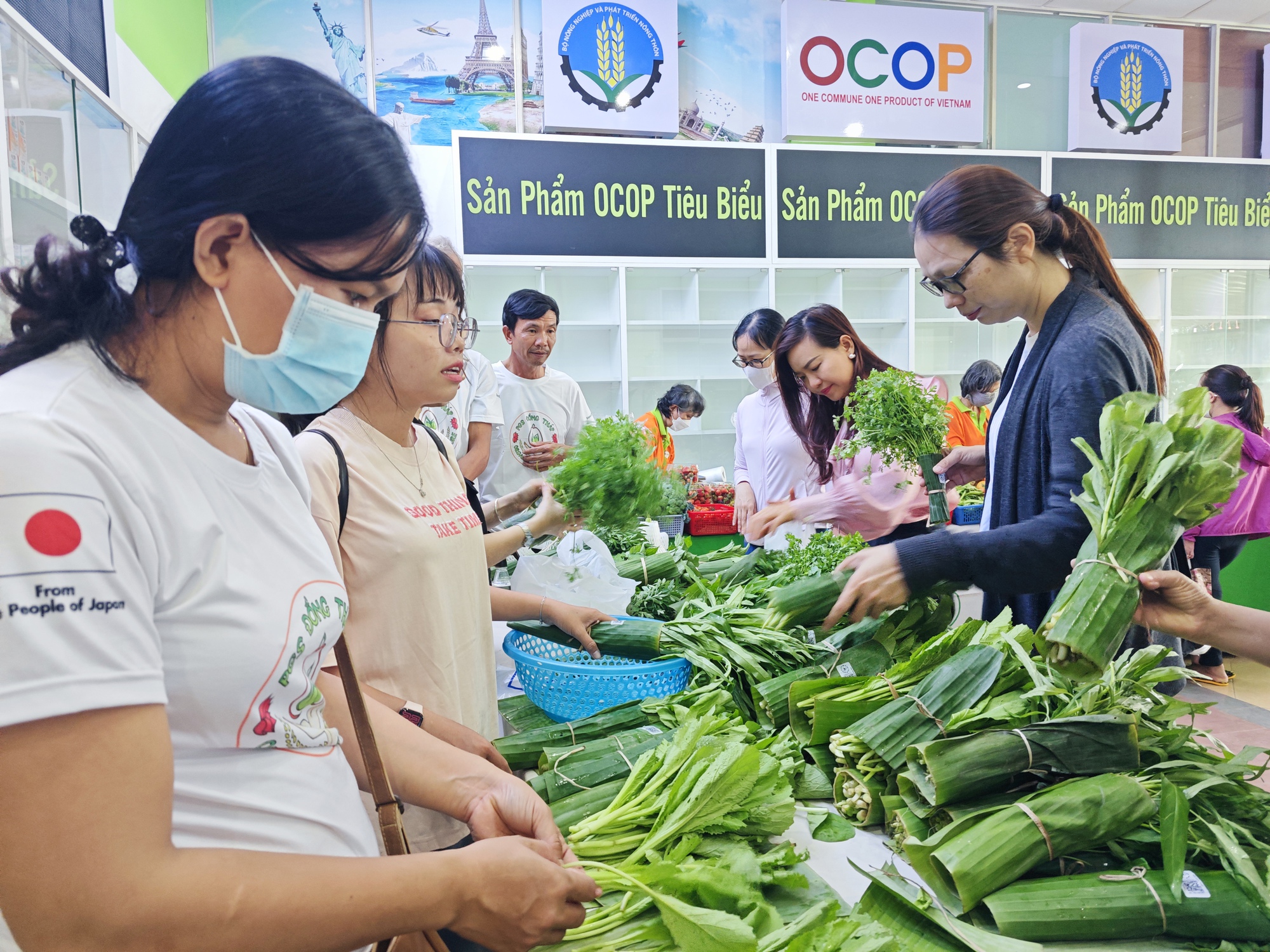 N&ocirc;ng d&acirc;n chở rau hữu cơ từ Đồng Th&aacute;p l&ecirc;n TP HCM b&aacute;n chỉ 5.000 đồng/b&oacute; - Ảnh 3.