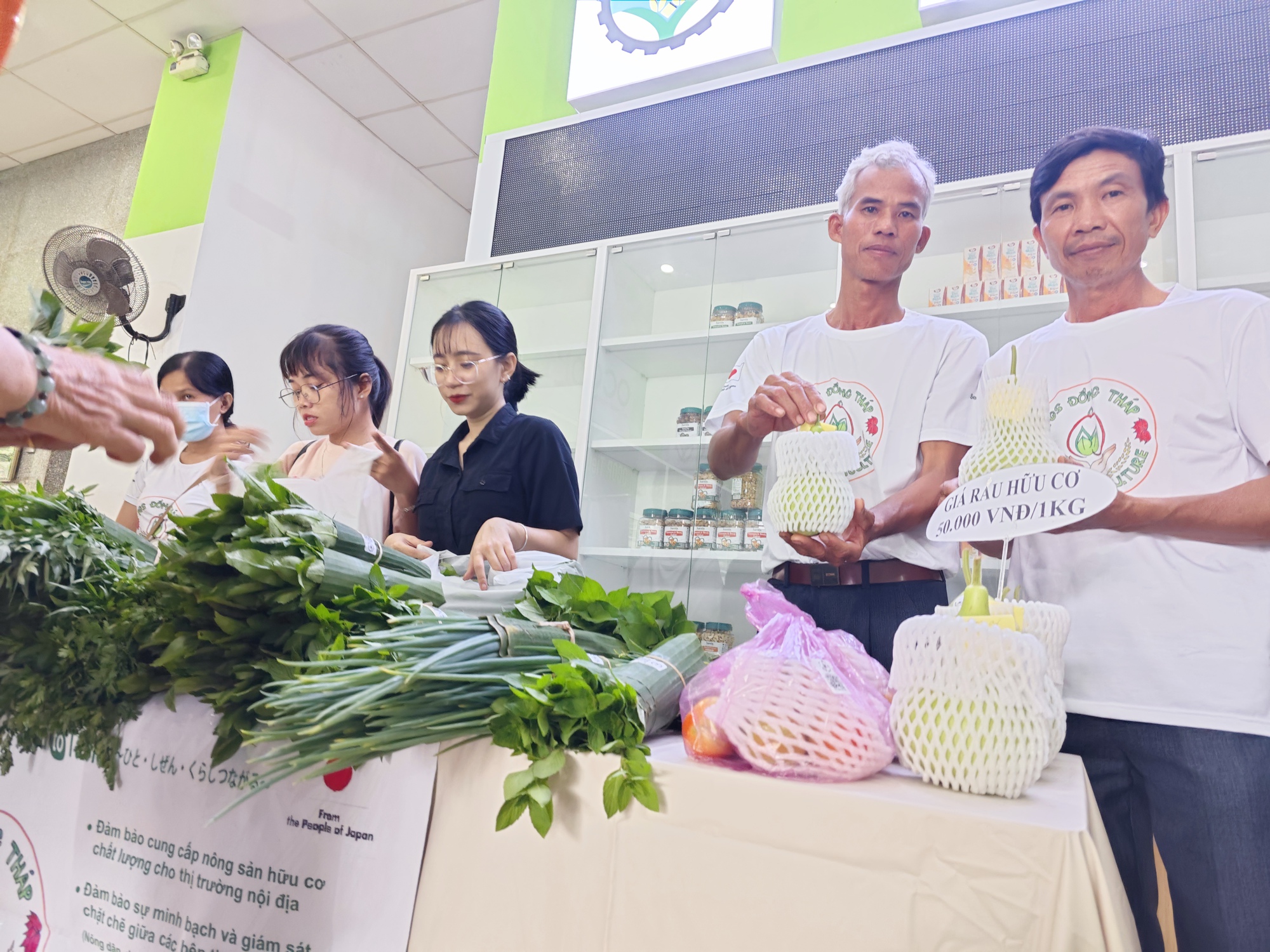 N&ocirc;ng d&acirc;n chở rau hữu cơ từ Đồng Th&aacute;p l&ecirc;n TP HCM b&aacute;n chỉ 5.000 đồng/b&oacute; - Ảnh 4.