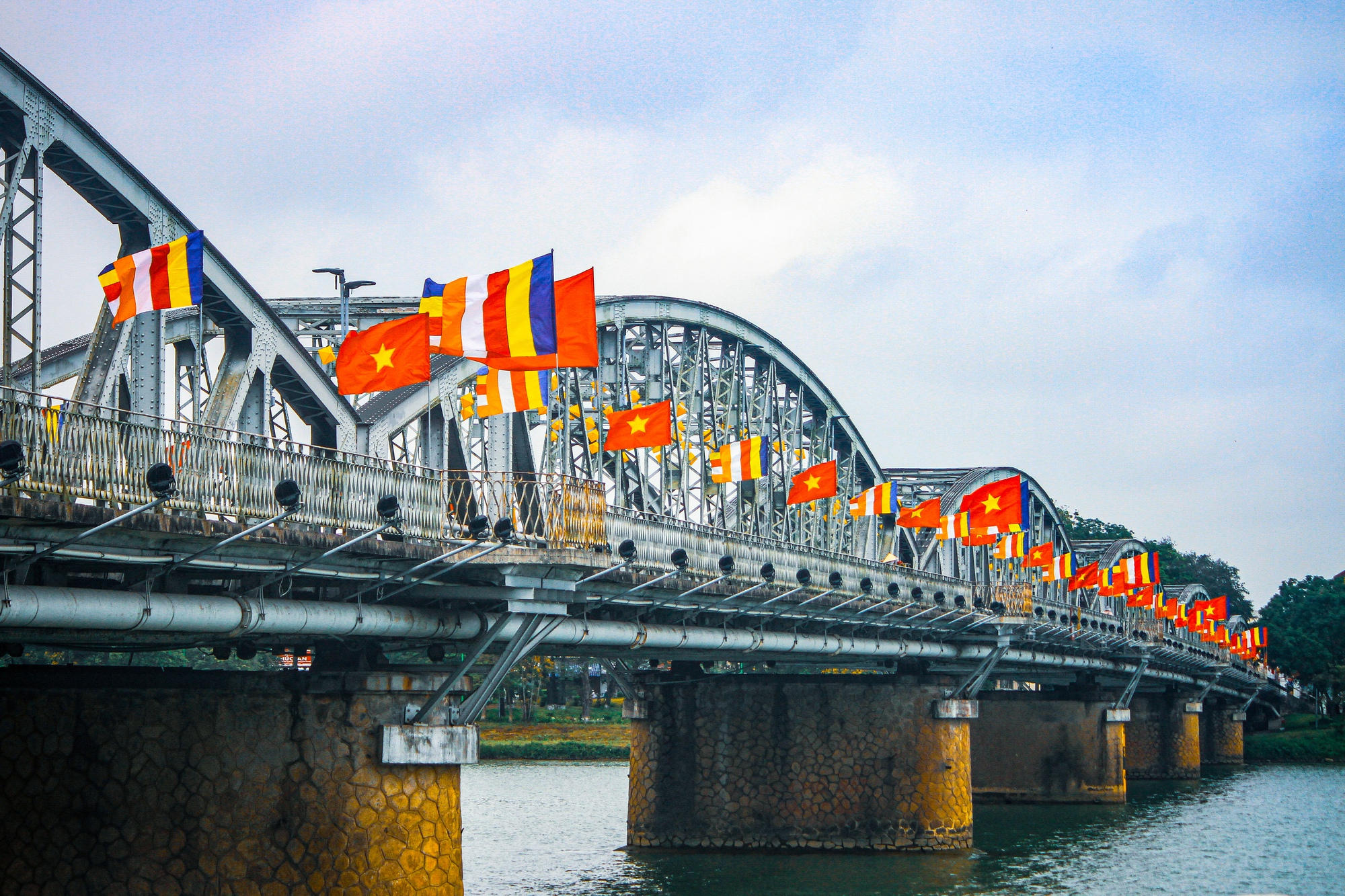 CUỘC THI ẢNH “THIÊNG LIÊNG CỜ TỔ QUỐC”: Vùng trời bình yên - Ảnh 3.