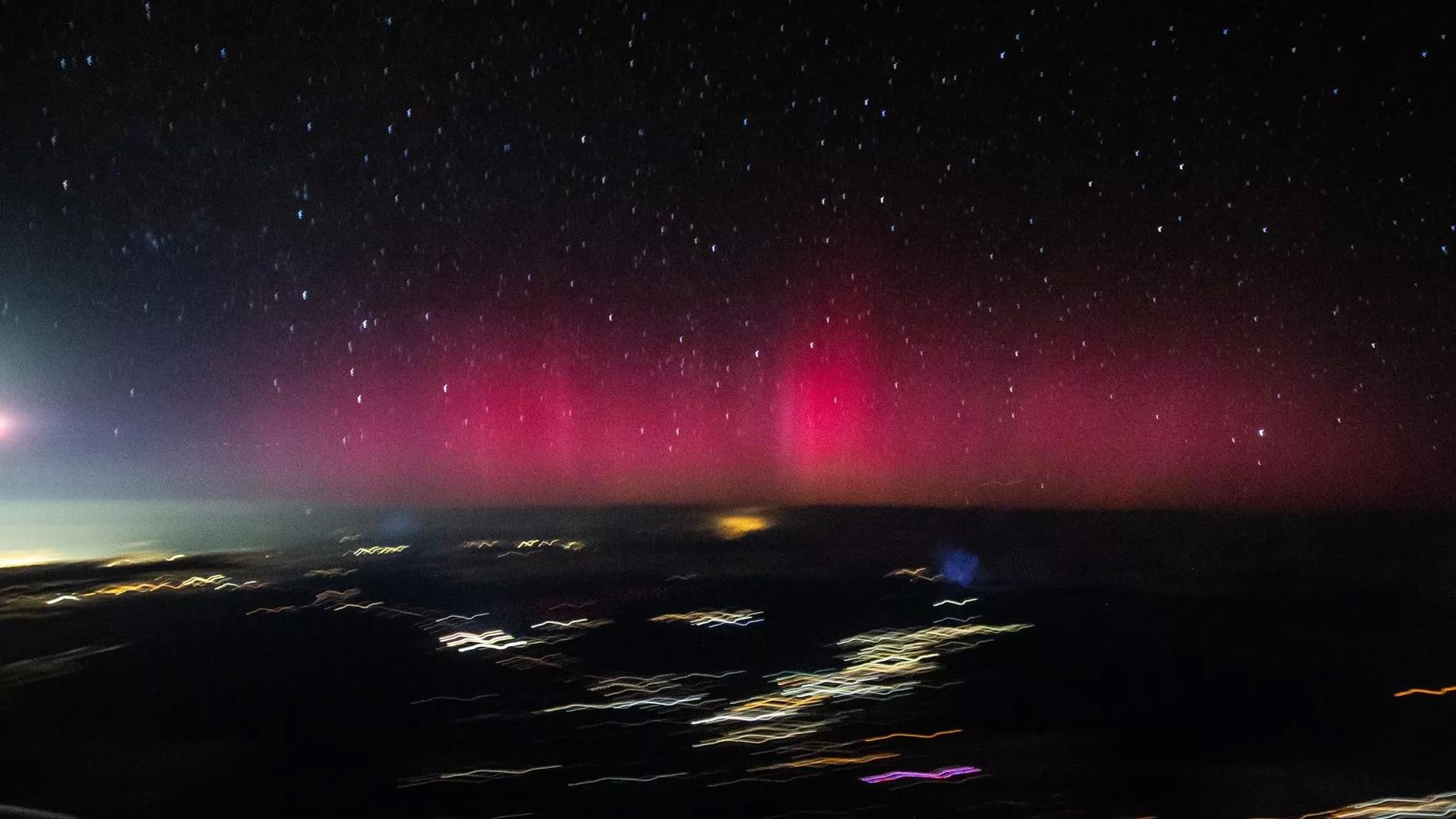 Cầu lửa tàng hình va chạm, bầu trời Mỹ đổi màu hồng, NASA cũng "bó tay"