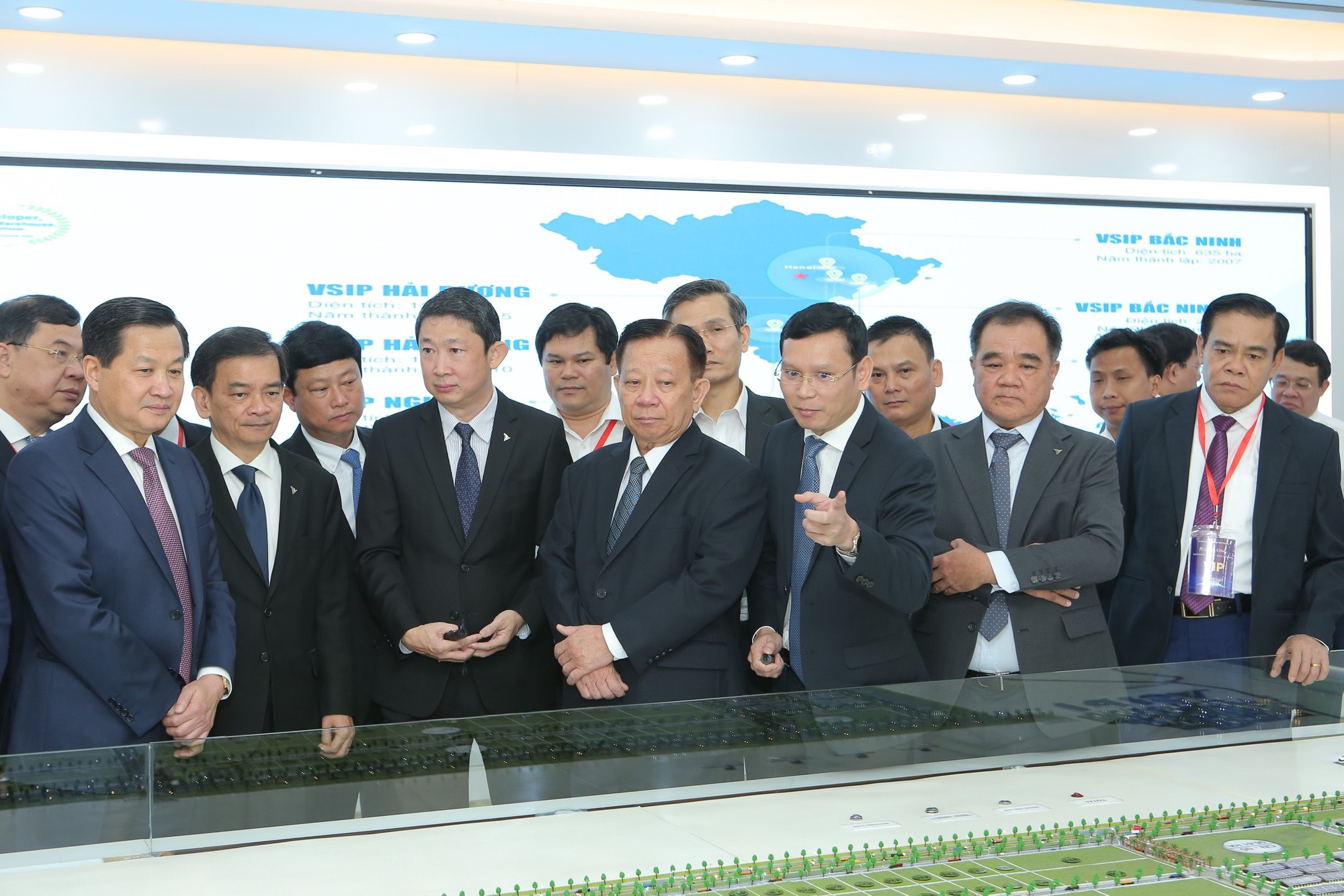 Phó Thủ tướng Lê Minh Khái cùng lãnh đạo 9 tỉnh tham quan mô hình KCN VSIP