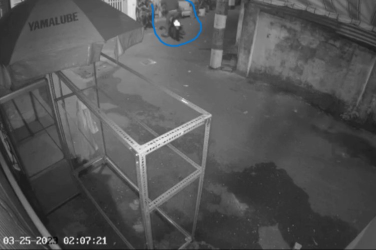 CLIP: V&agrave;o nh&agrave; ở G&ograve; Vấp trộm cả xe m&aacute;y hỏng, bơi ch&acirc;n tẩu tho&aacute;t - Ảnh 3.