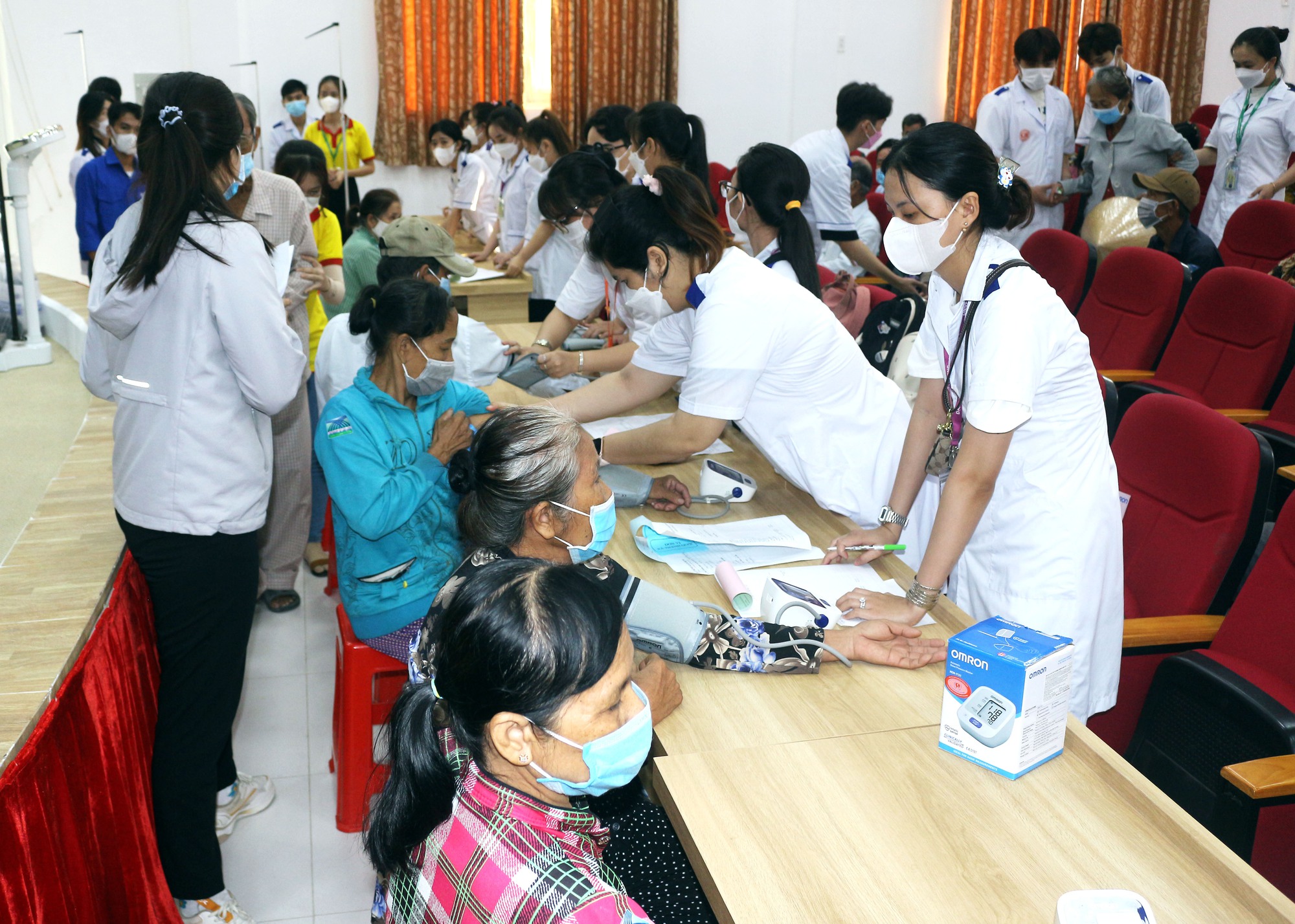 Khám bệnh cho người nghèo có hoàn cảnh khó khăn ở Vĩnh Long