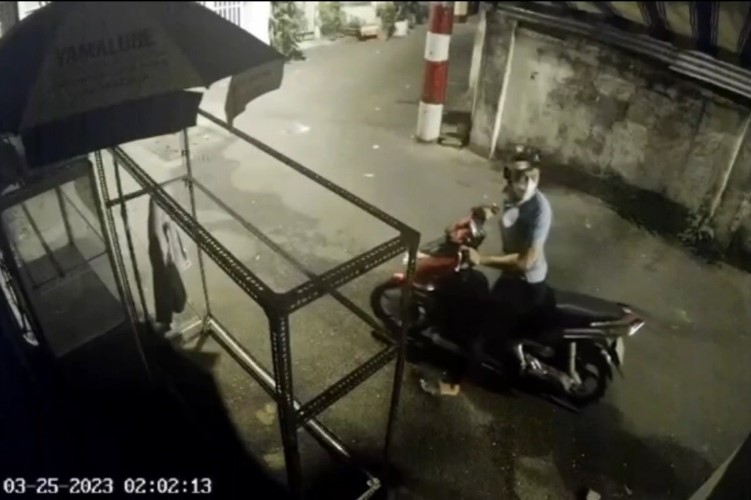 CLIP: Vào nhà ở Gò Vấp trộm cả xe máy hỏng, "bơi chân" tẩu thoát
