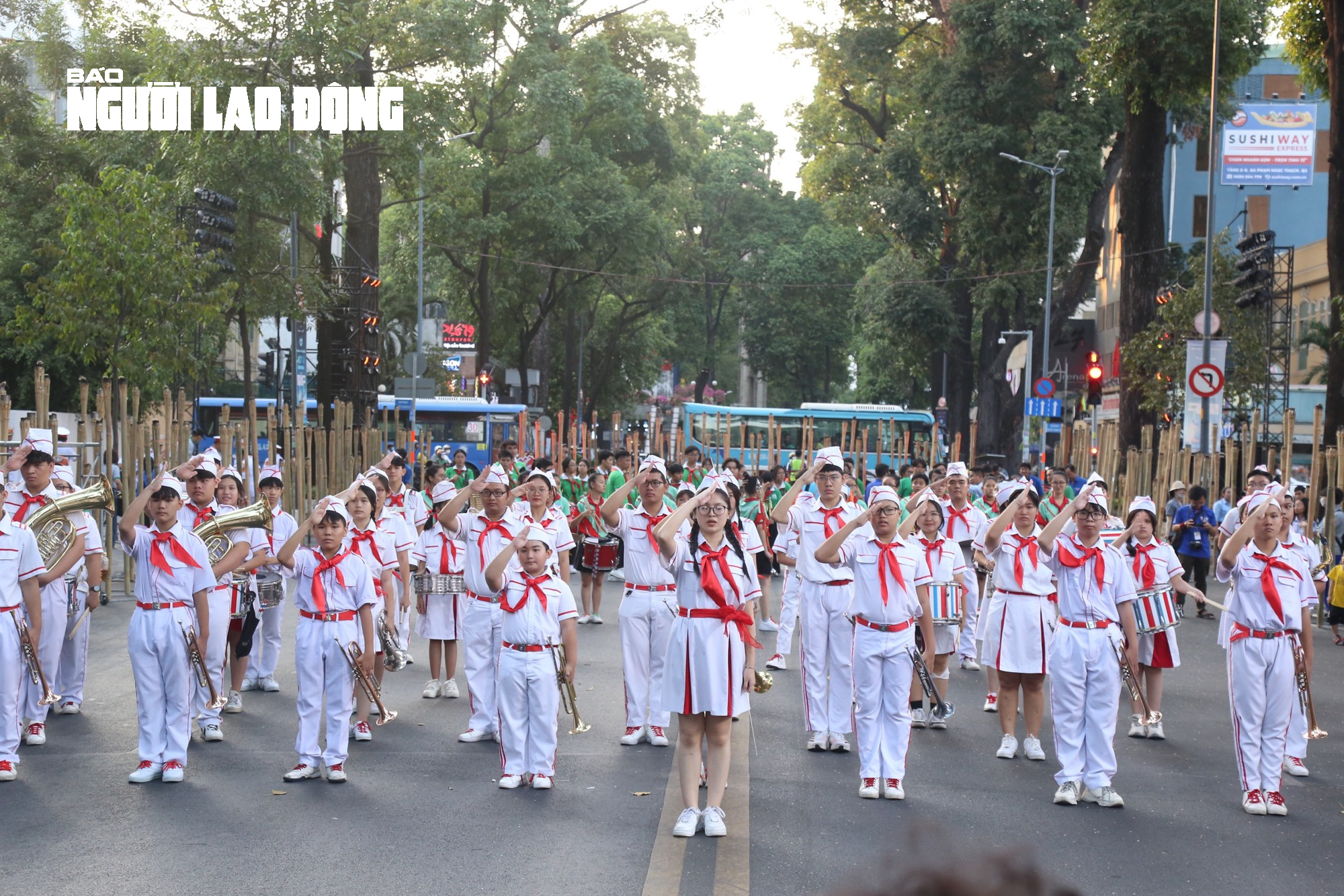 Trung tâm TP HCM tưng bừng với hàng trăm tay trống, kèn nhí - Ảnh 7.