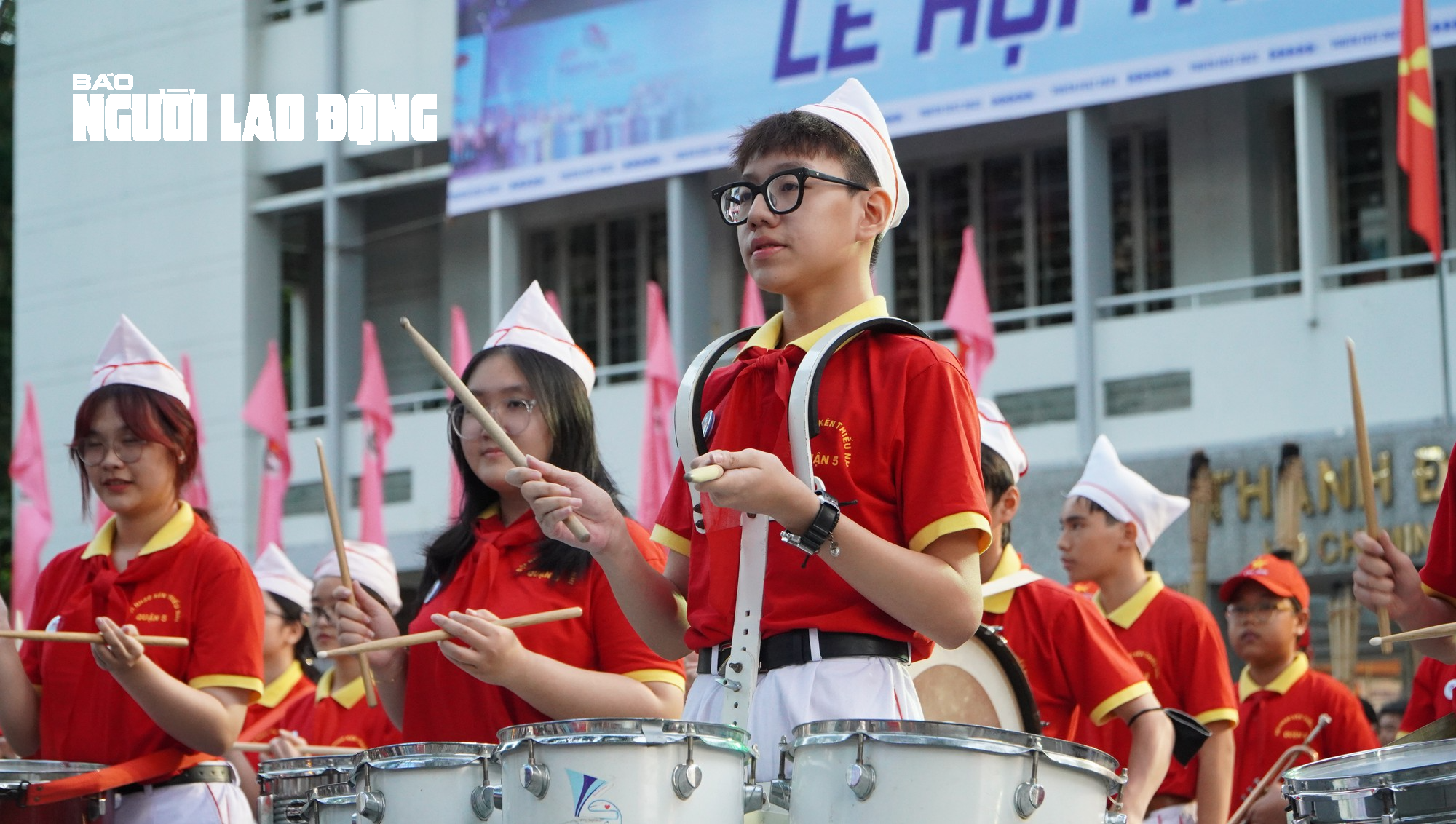 Trung tâm TP HCM tưng bừng với hàng trăm tay trống, kèn nhí
