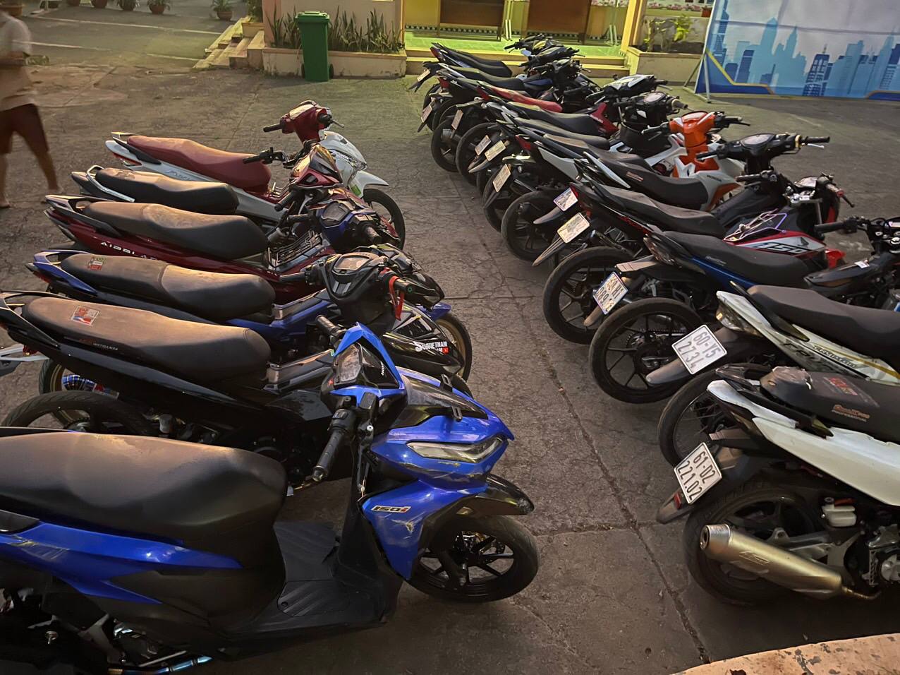 TP HCM: Công an dàn trận bắt hai nhóm quái xế khủng - Ảnh 4.