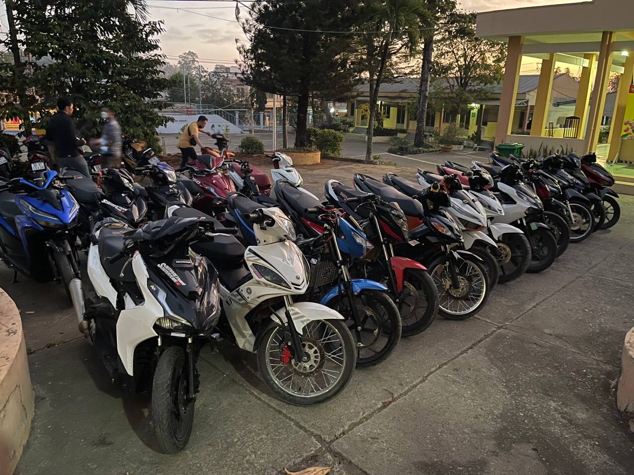 TP HCM: Công an dàn trận bắt hai nhóm "quái xế" khủng