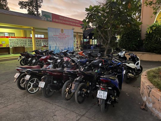 TP HCM: Công an dàn trận bắt hai nhóm quái xế khủng - Ảnh 3.