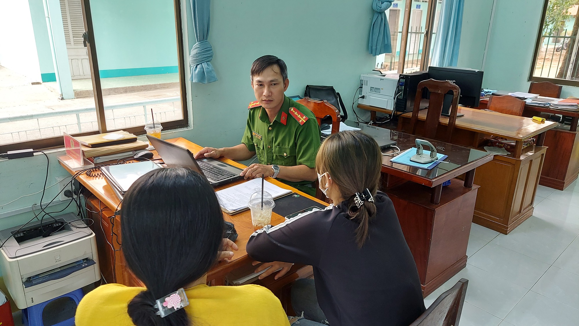 Giải cứu cô gái bị lừa bán làm tiếp viên
