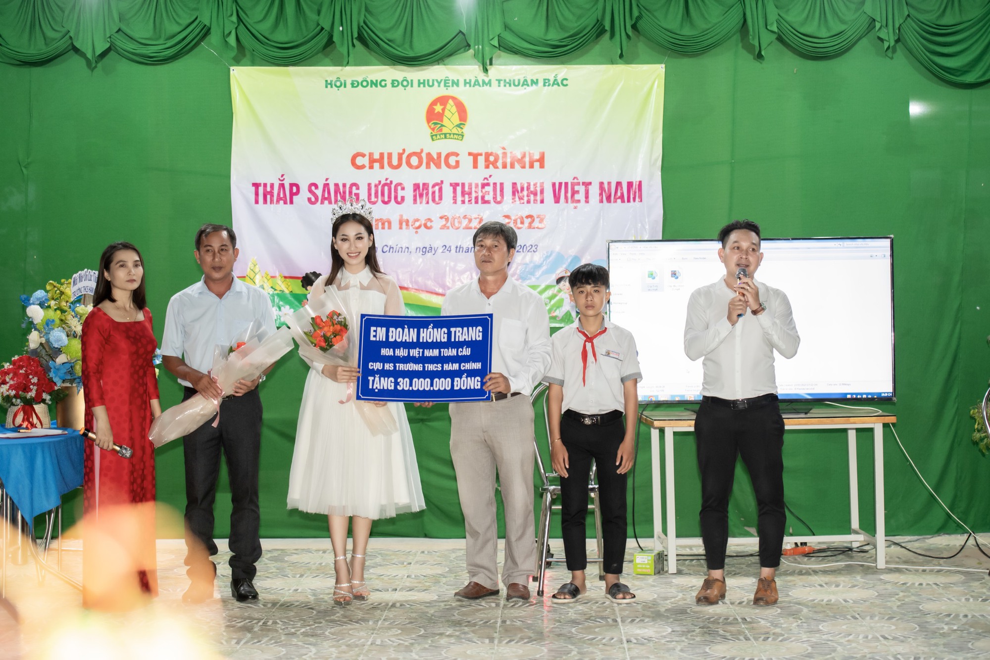 Hoa hậu Đo&agrave;n Hồng Trang về thăm trường xưa, tặng qu&agrave; cho học sinh ngh&egrave;o - Ảnh 4.