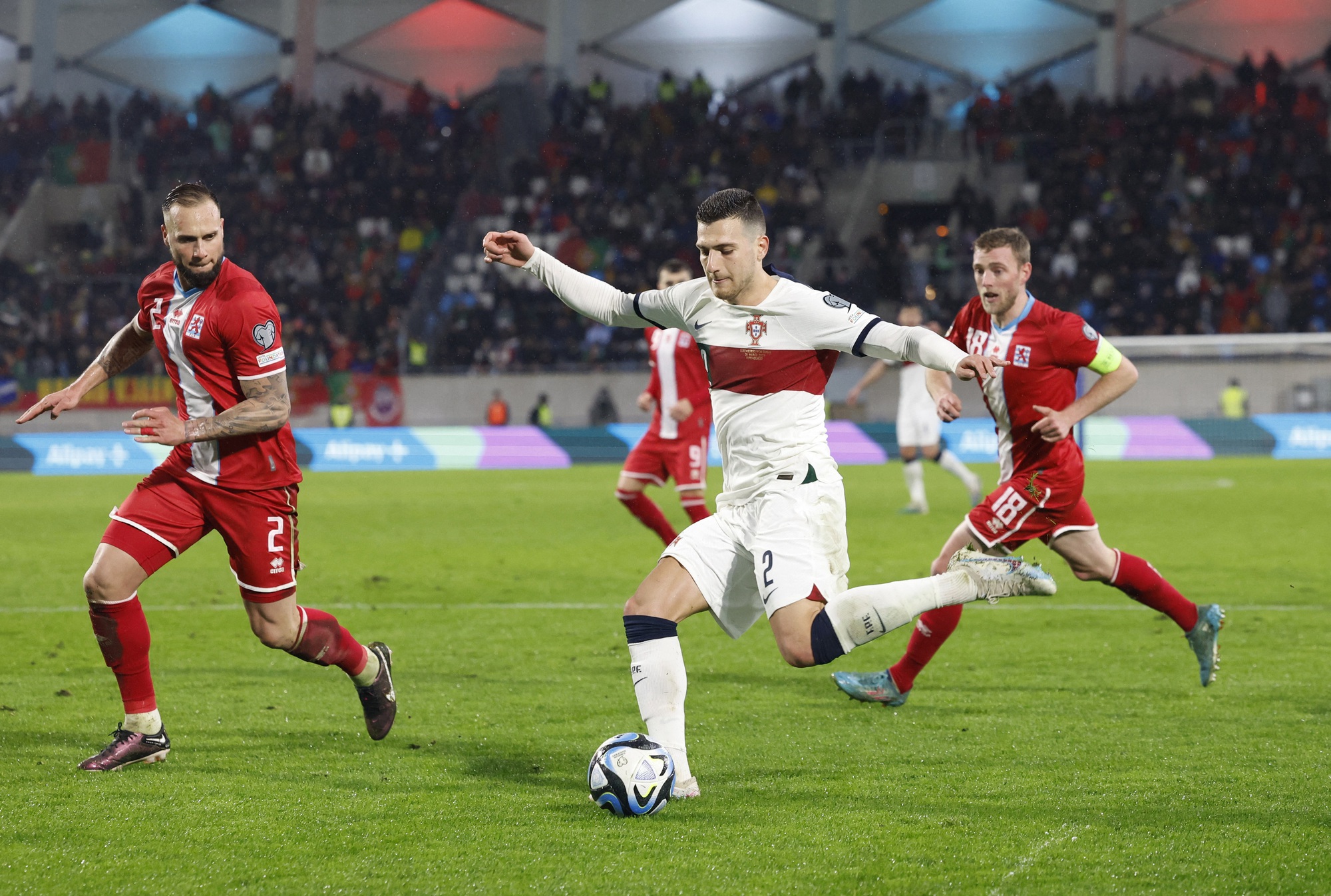 Ronaldo lại lập c&uacute; đ&uacute;p, Bồ Đ&agrave;o Nha đại thắng đối thủ k&eacute;m 83 bậc - Ảnh 1.