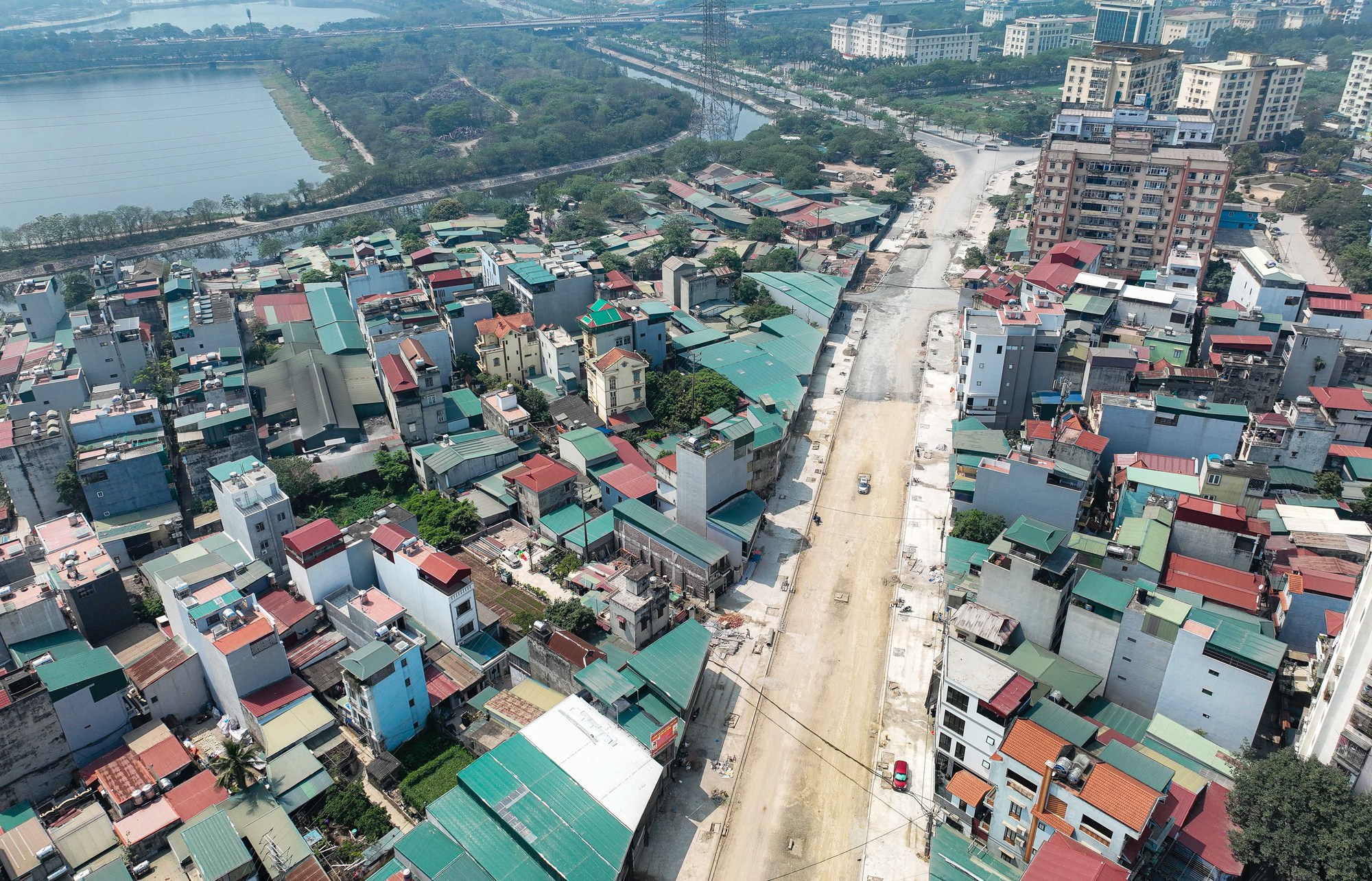 Cận cảnh căn nh&agrave; c&oacute; một cạnh chỉ khoảng gang tay tr&ecirc;n tuyến đường 500 tỉ - Ảnh 1.