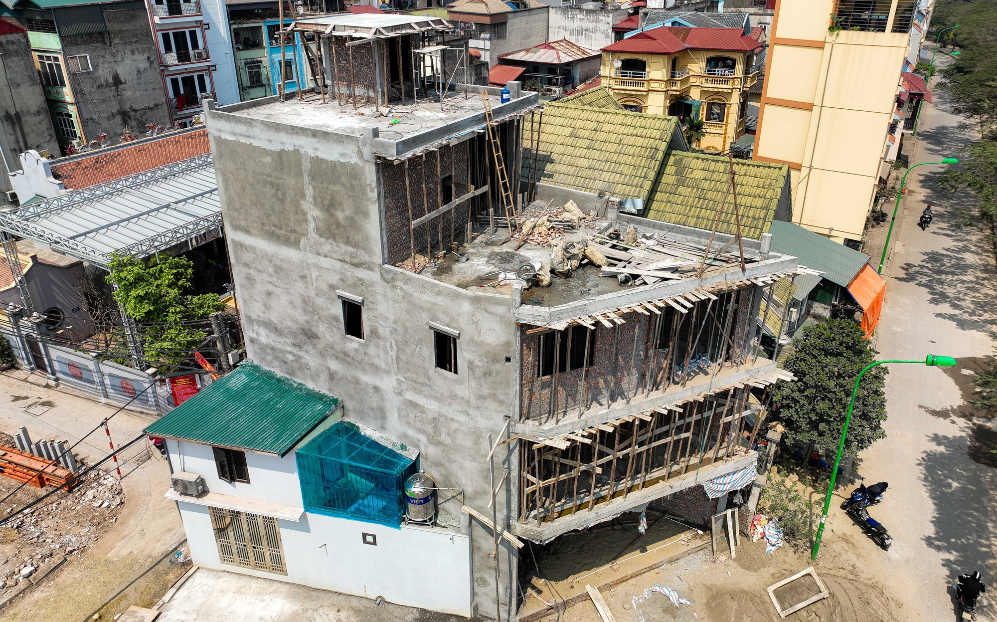 Cận cảnh căn nh&agrave; c&oacute; một cạnh chỉ khoảng gang tay tr&ecirc;n tuyến đường 500 tỉ - Ảnh 7.