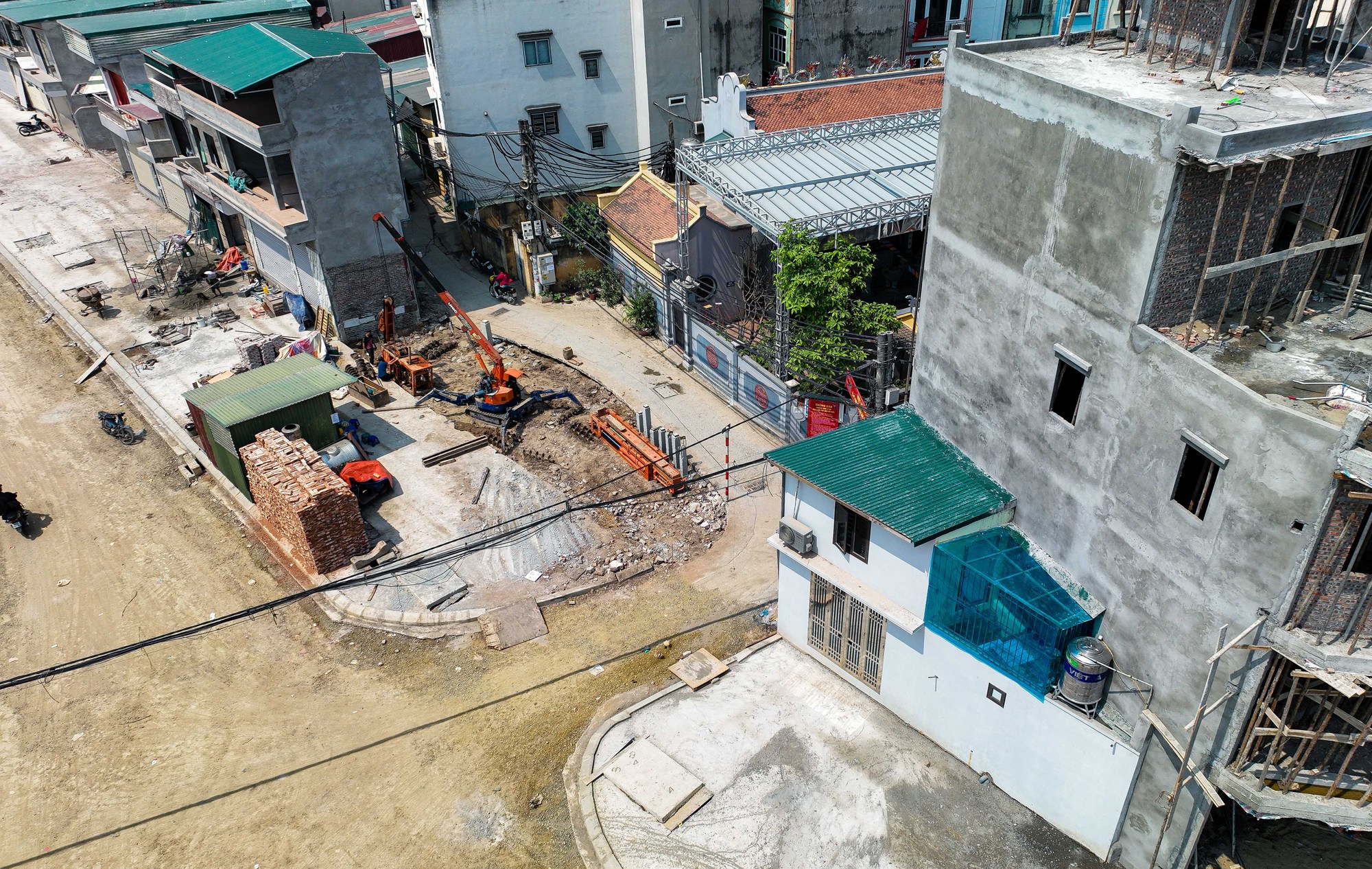 Cận cảnh căn nh&agrave; c&oacute; một cạnh chỉ khoảng gang tay tr&ecirc;n tuyến đường 500 tỉ - Ảnh 6.