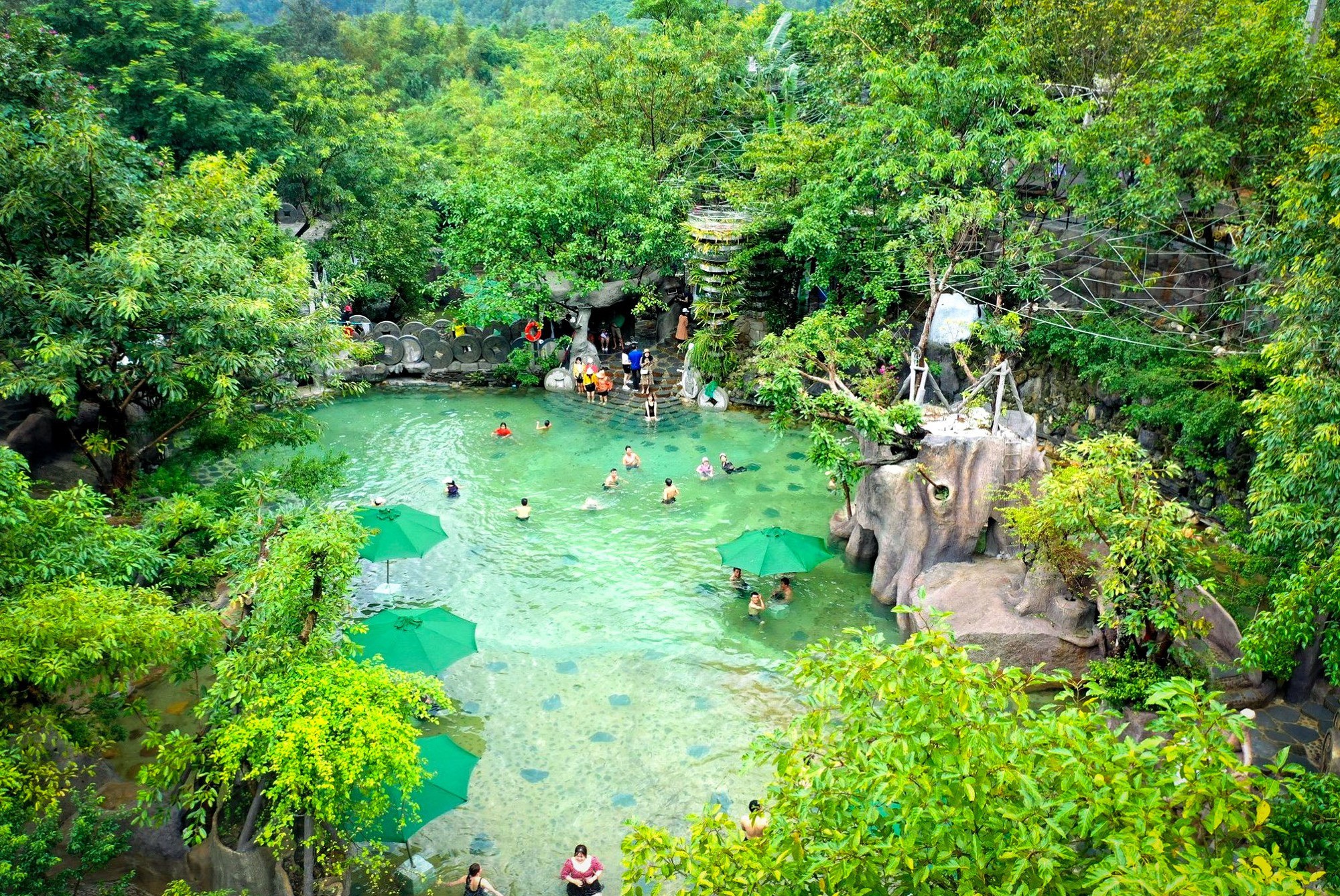 DHC trao tặng hơn 8.000 v&eacute; tham quan cho Hội Cựu Chiến Binh Đ&agrave; Nẵng - Ảnh 2.