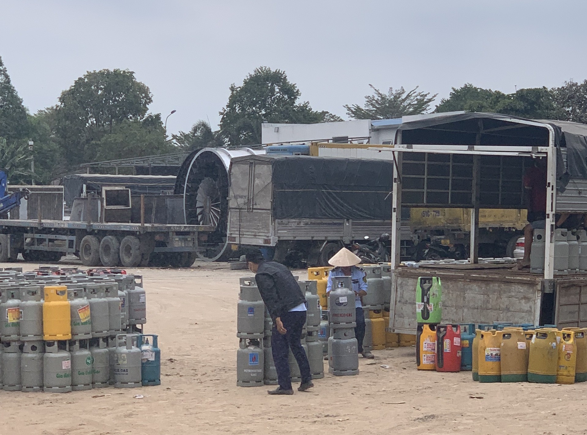 Tạm giữ cả ng&agrave;n b&igrave;nh gas c&oacute; dấu hiệu giả mạo v&agrave; 4 xe tải - Ảnh 2.