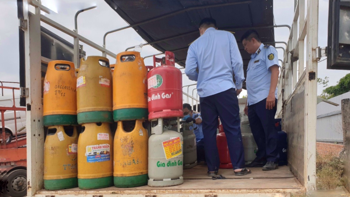 Tạm giữ cả ngàn bình gas có dấu hiệu giả mạo và 4 xe tải