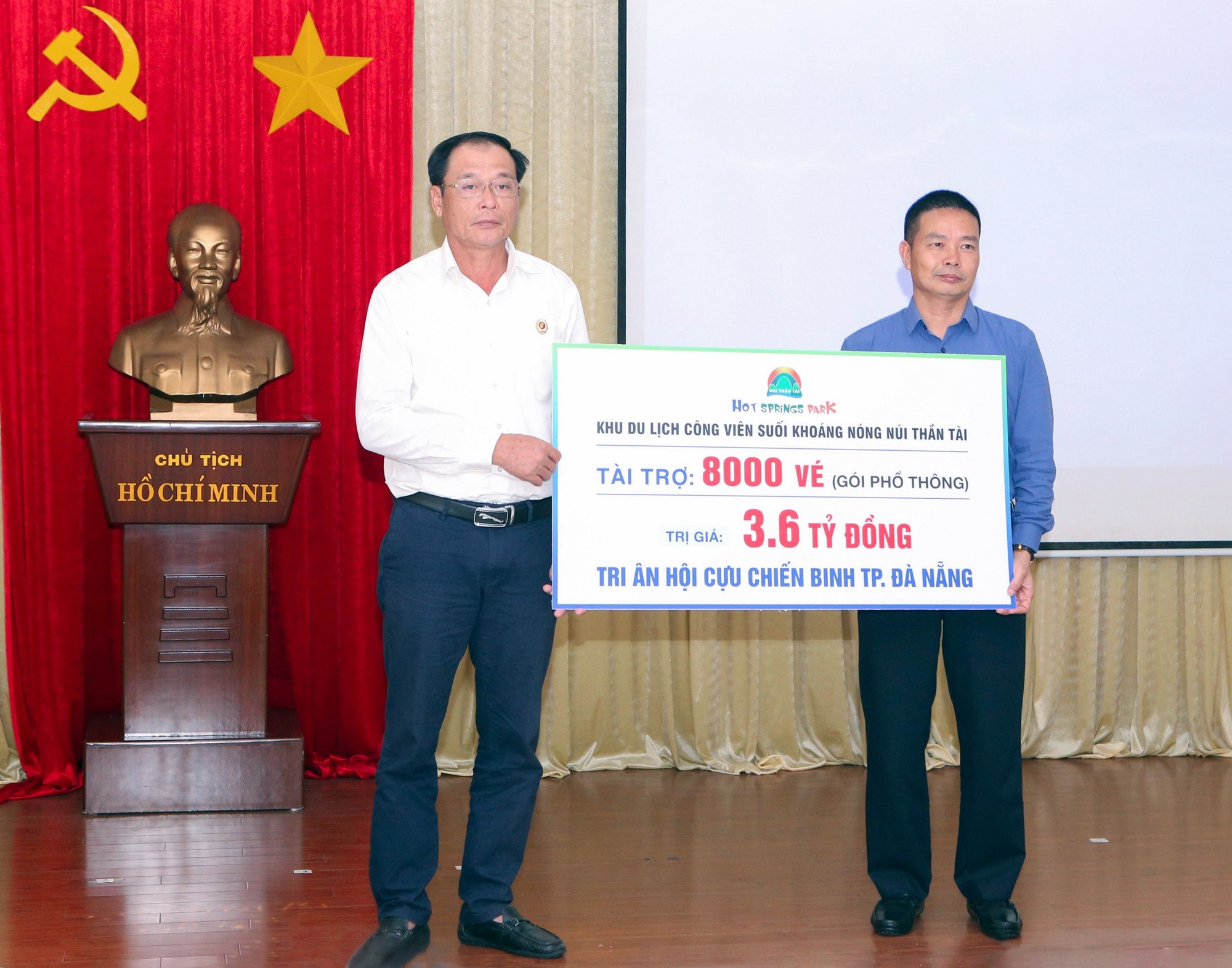 DHC trao tặng hơn 8.000 vé tham quan cho Hội Cựu Chiến Binh Đà Nẵng