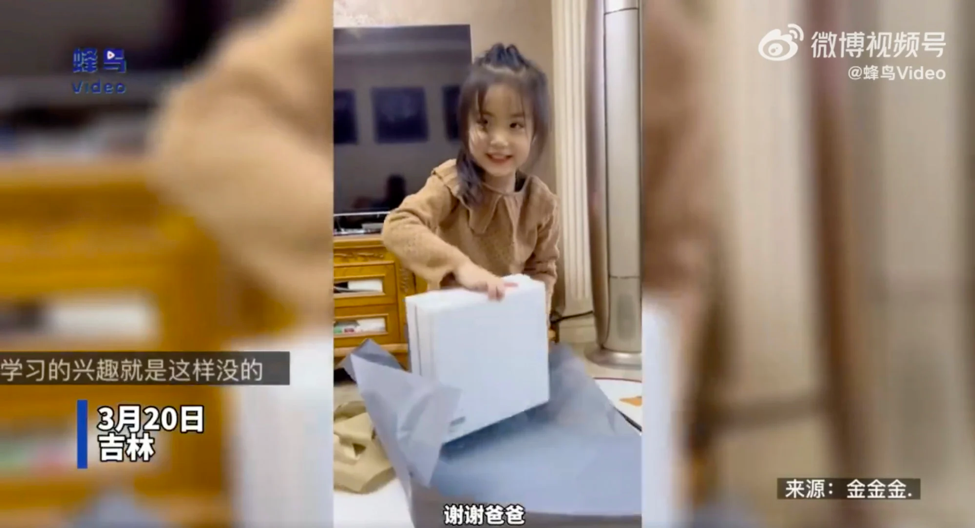 Mở &ldquo;m&oacute;n qu&agrave; bất ngờ&rdquo; từ bố, b&eacute; g&aacute;i h&aacute;o hức rồi bật kh&oacute;c nức nở - Ảnh 1.