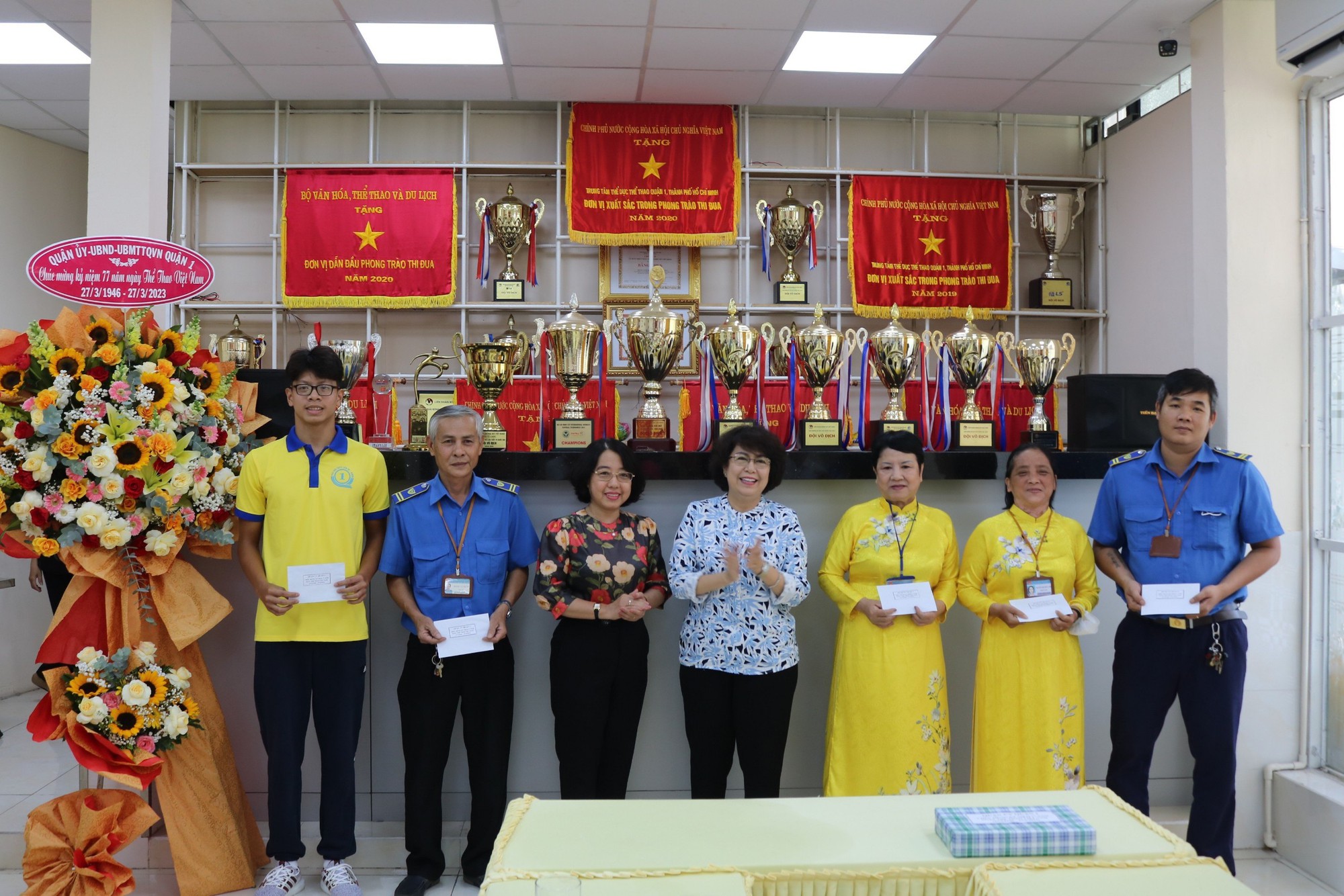 Bí thư Quận ủy quận 1 nói chuyện về bóng đá nữ