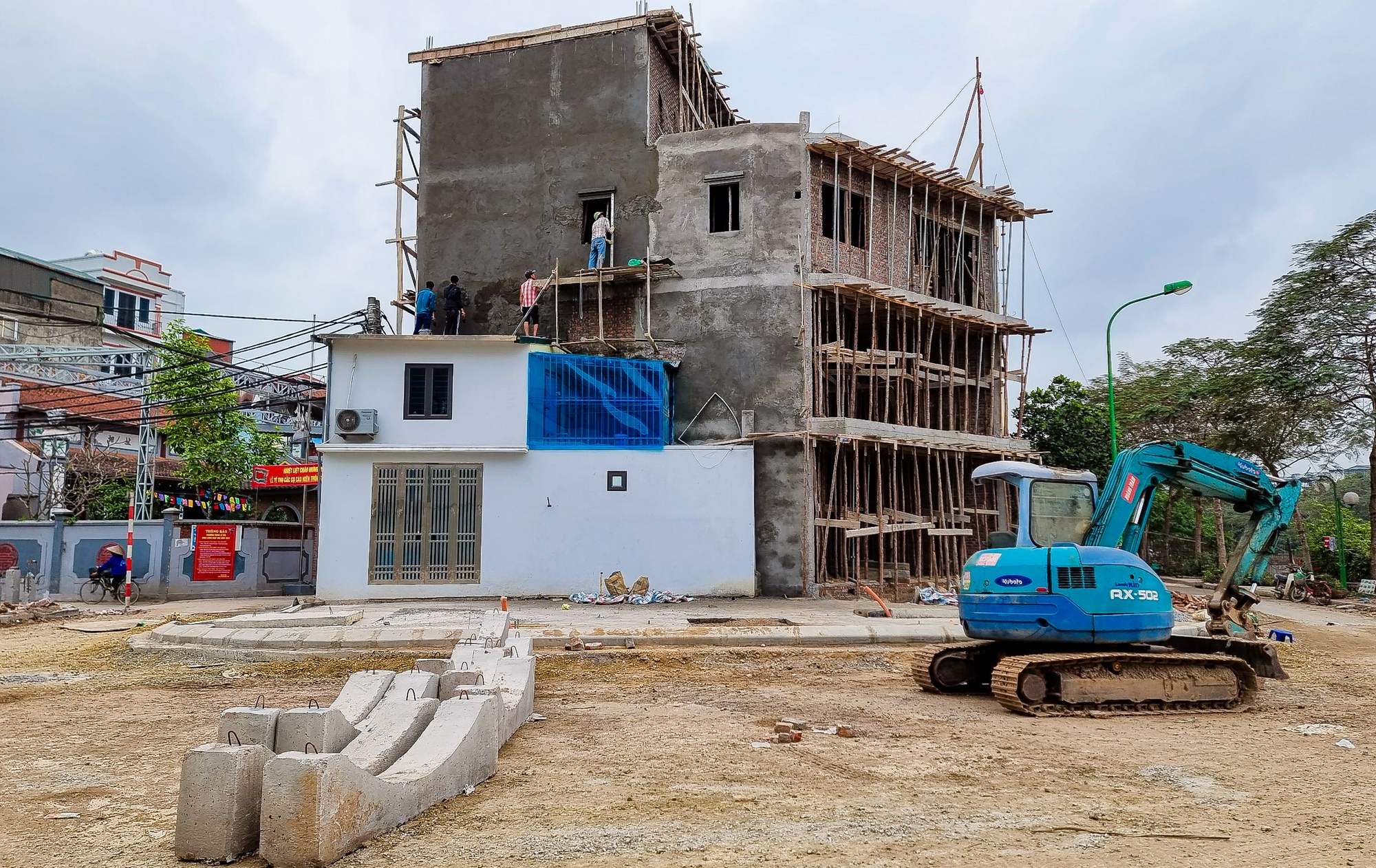 Cận cảnh căn nh&agrave; c&oacute; một cạnh chỉ khoảng gang tay tr&ecirc;n tuyến đường 500 tỉ - Ảnh 14.