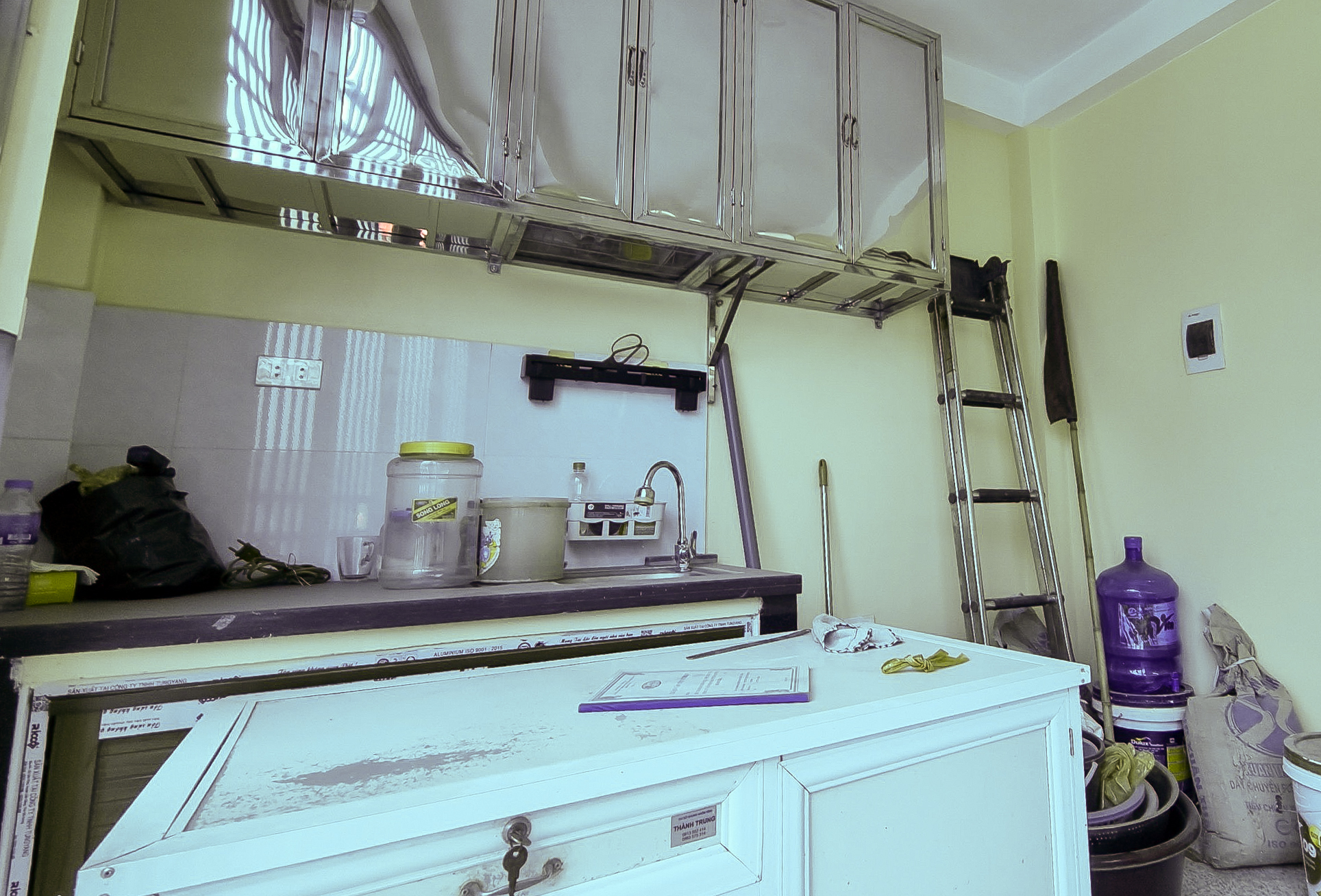 Cận cảnh căn nh&agrave; c&oacute; một cạnh chỉ khoảng gang tay tr&ecirc;n tuyến đường 500 tỉ - Ảnh 9.
