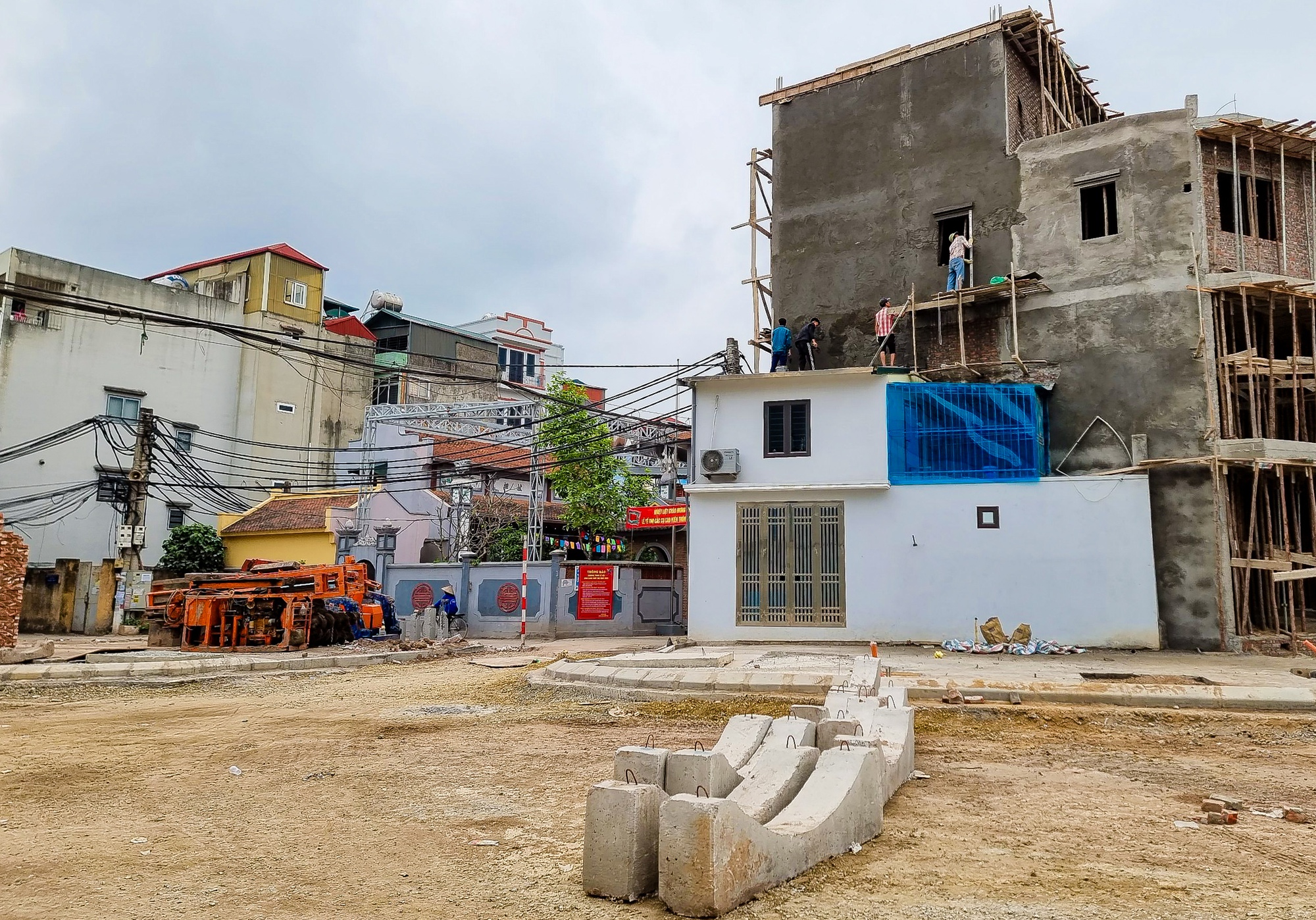Cận cảnh căn nh&agrave; c&oacute; một cạnh chỉ khoảng gang tay tr&ecirc;n tuyến đường 500 tỉ - Ảnh 11.