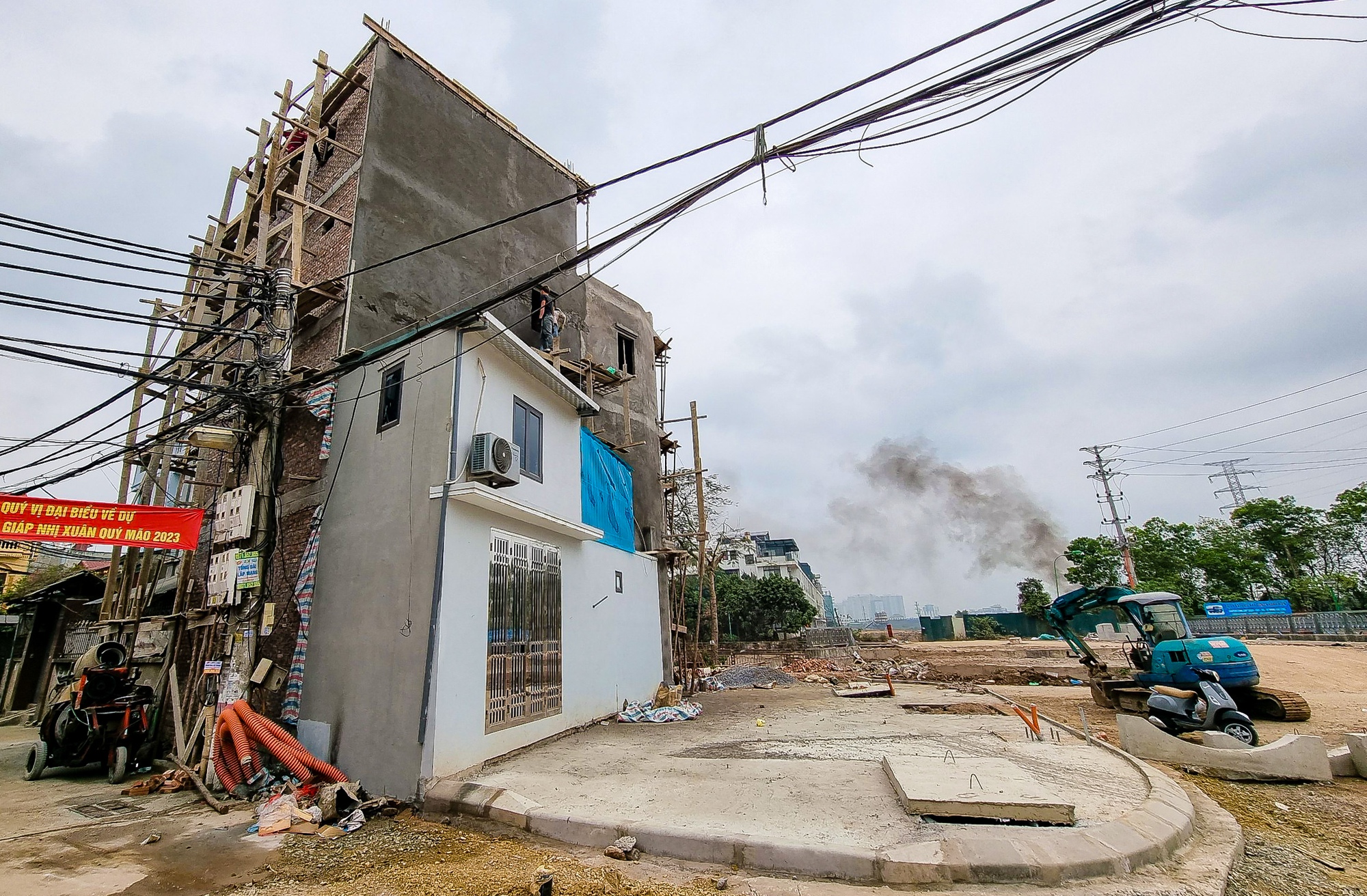 Cận cảnh căn nh&agrave; c&oacute; một cạnh chỉ khoảng gang tay tr&ecirc;n tuyến đường 500 tỉ - Ảnh 12.
