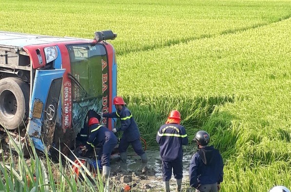 Lật xe khách, tài xế chết tại chỗ