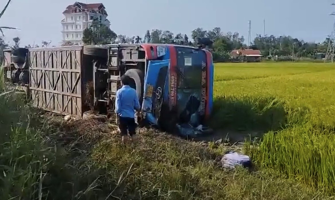 Lật xe kh&aacute;ch, t&agrave;i xế chết tại chỗ - Ảnh 1.