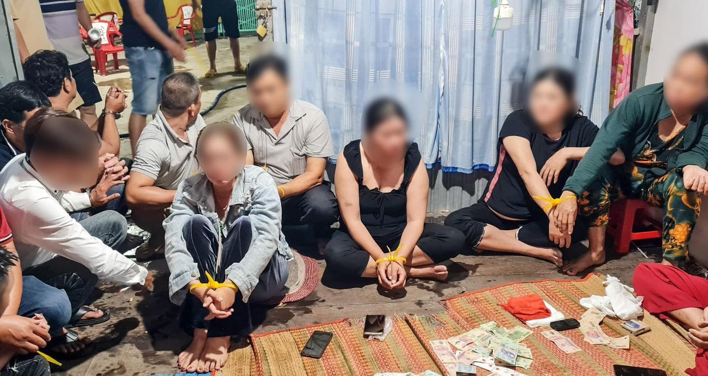 Phá sới bạc trong căn nhà “quyết tâm xây dựng gia đình văn hóa”