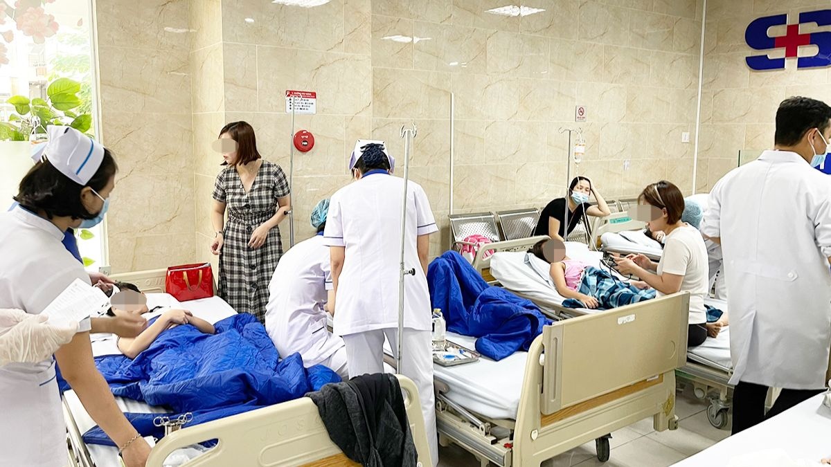 Gần 50 học sinh tiểu học ở Hà Nội nghi bị ngộ độc sau chuyến tham quan