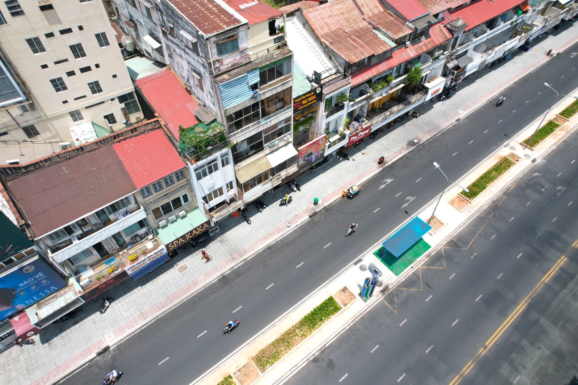 Cơ quan đề xuất và quận 1 nói gì về mái che dọc vỉa hè đường Lê Lợi?