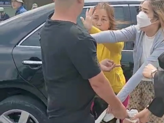 Vụ cô gái 18 tuổi bị lôi khỏi ôtô, lột quần áo giữa phố: Đã xác định được nhóm đối tượng