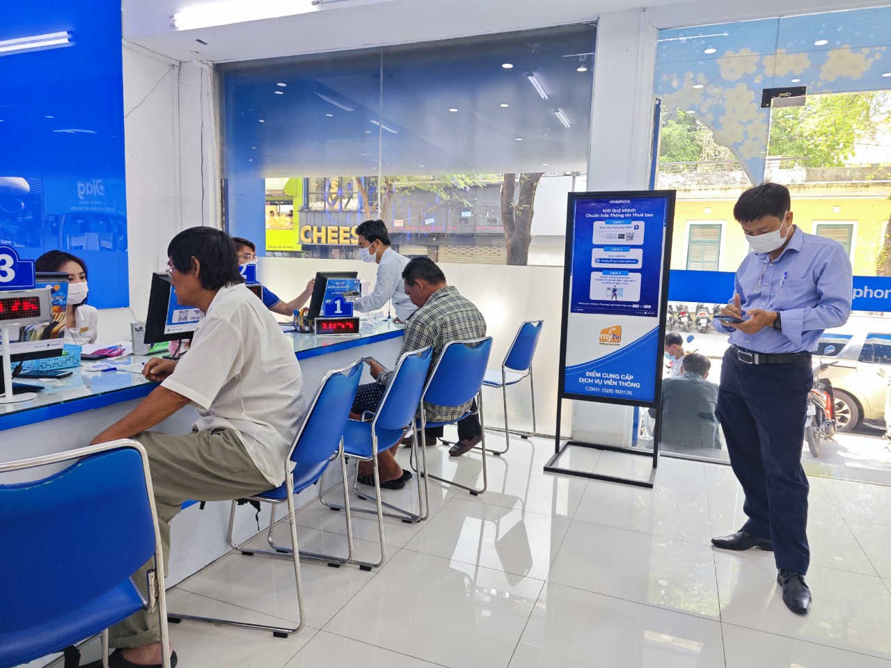 Lo khóa sim, người dân đổ xô đi chuẩn hóa thông tin thuê bao