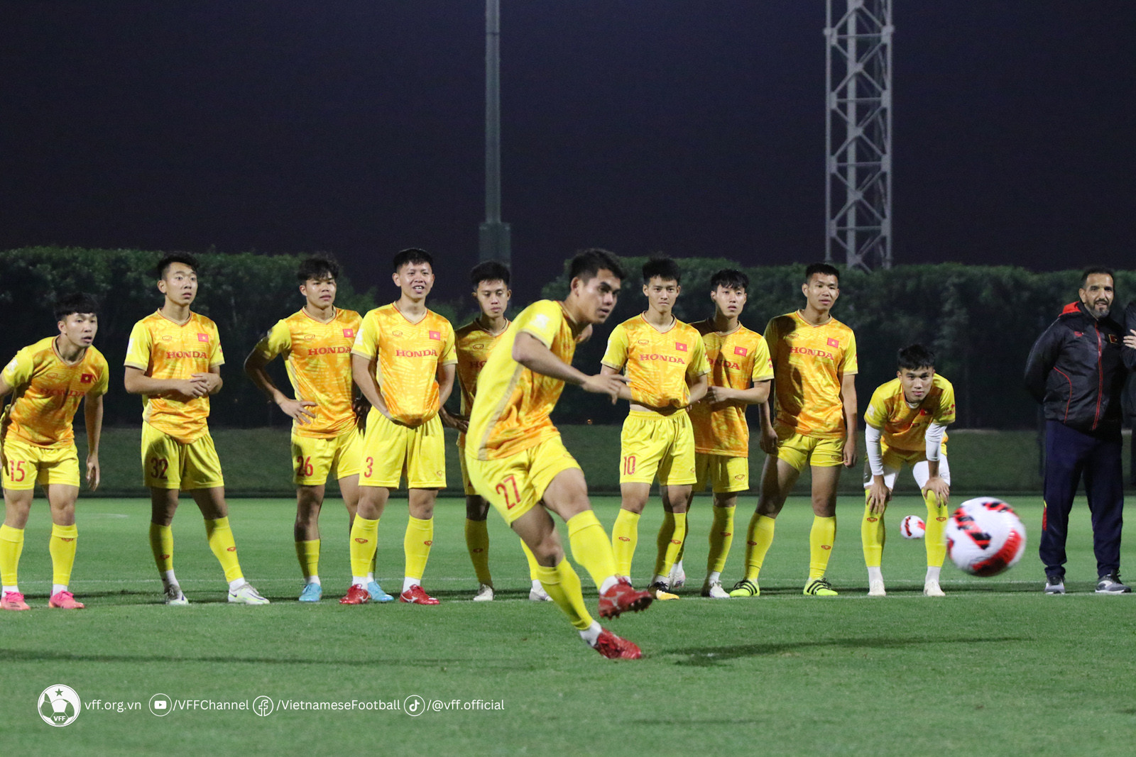 U23 Việt Nam gia c&ocirc;ng h&agrave;ng thủ trước trận gặp Kyrgyzstan - Ảnh 4.