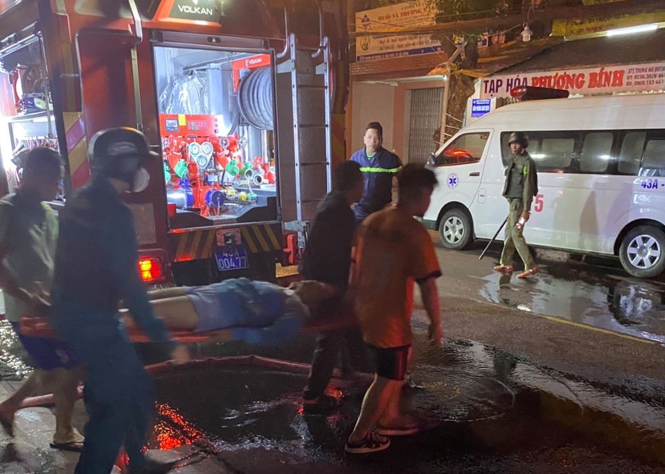 Phá tường, cứu 2 người trong đám cháy ở trung tâm Đà Nẵng