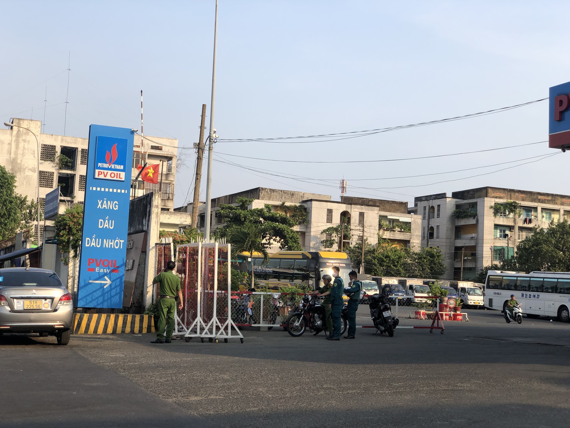 Công an TP HCM bất ngờ khám xét một trung tâm đăng kiểm