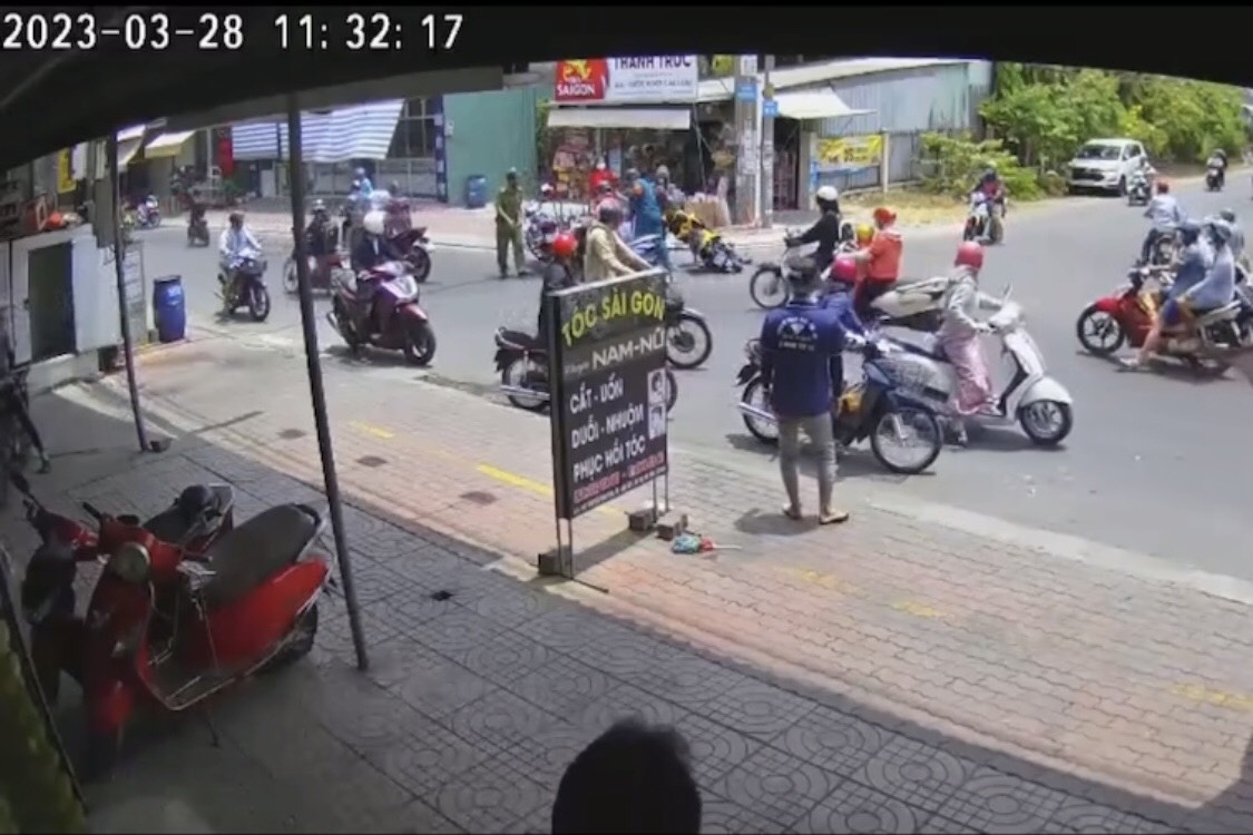 Clip: Người đ&agrave;n &ocirc;ng nghi d&acirc;n qu&acirc;n tự vệ d&ugrave;ng gậy đ&aacute;nh nam học sinh - Ảnh 1.