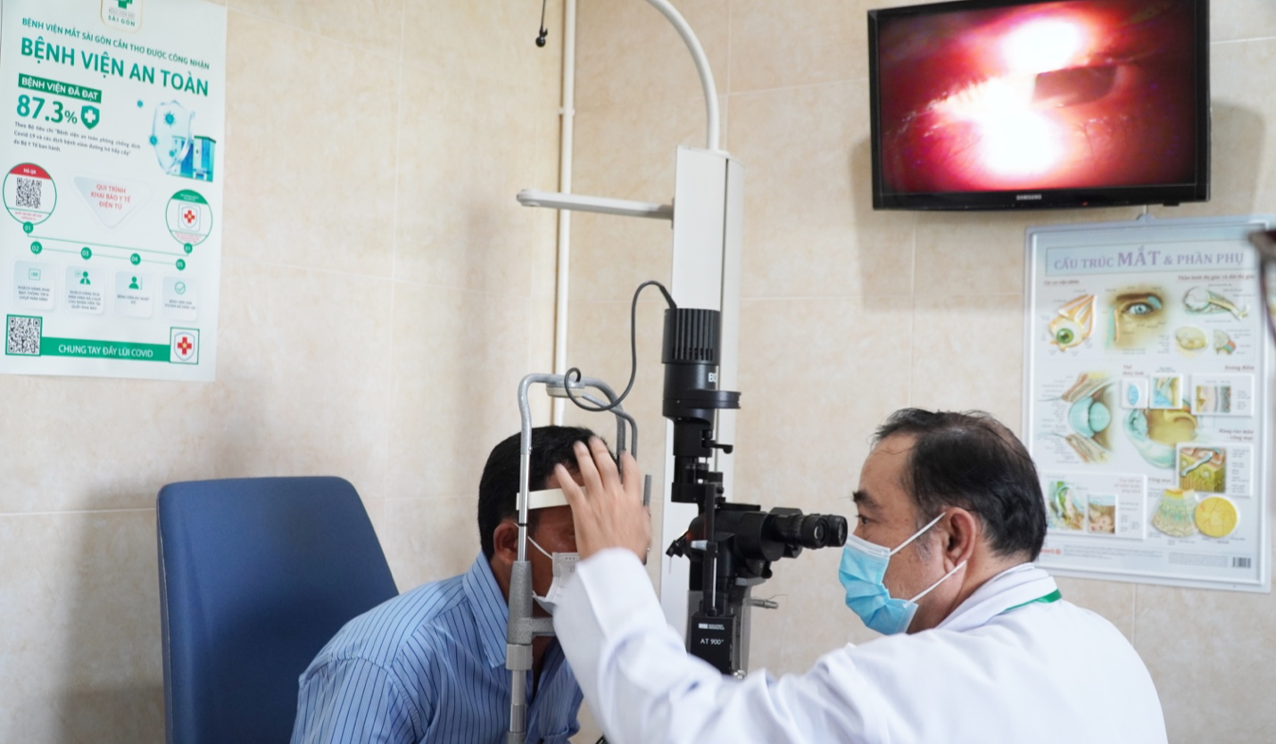 Một nông dân ở Sóc Trăng gặp nạn vì nhỏ nhầm dầu gió vào mắt