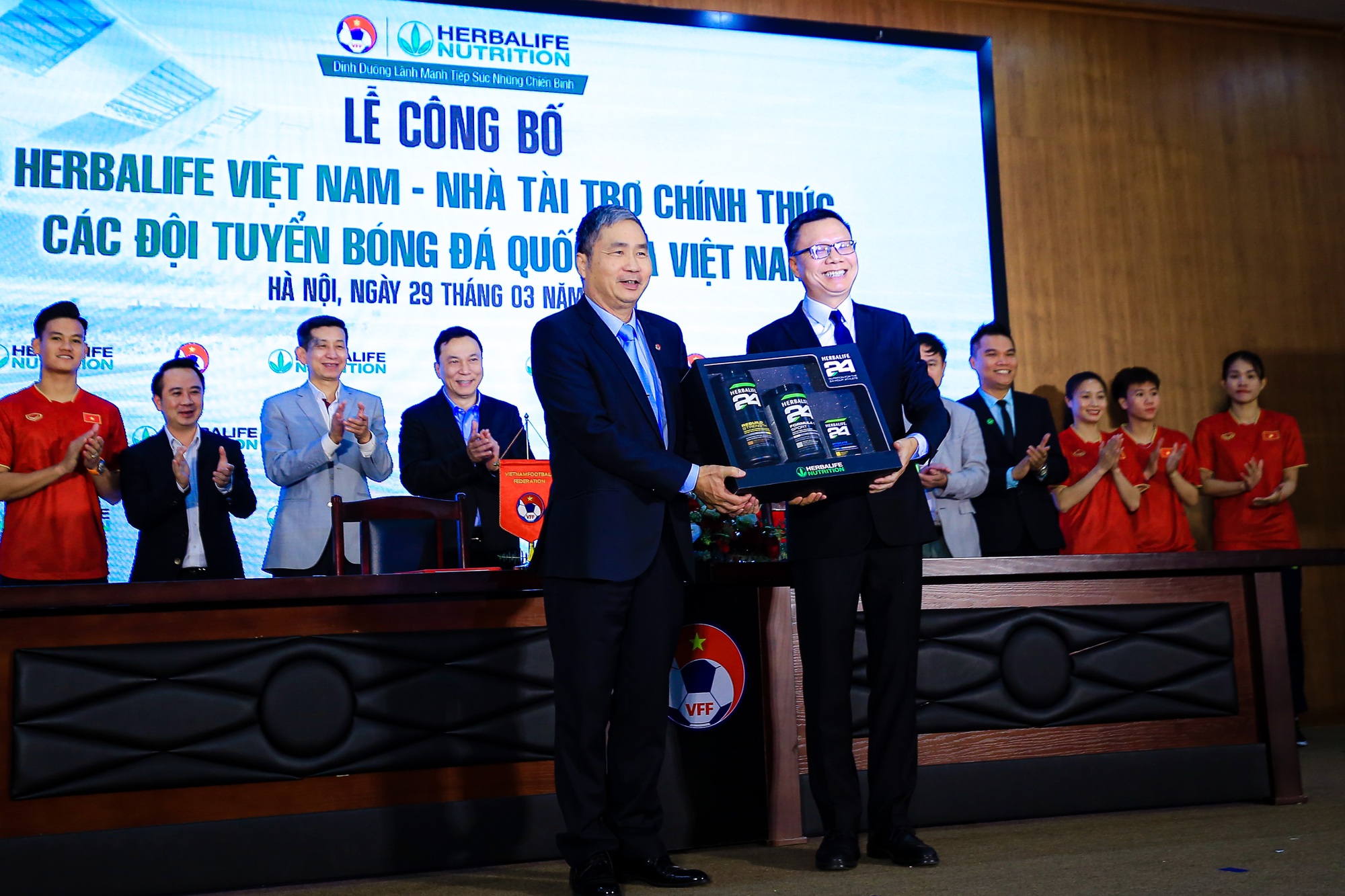 C&ocirc;ng bố nh&agrave; t&agrave;i trợ ch&iacute;nh thức c&aacute;c đội tuyển b&oacute;ng đ&aacute; quốc gia Việt Nam - Ảnh 9.