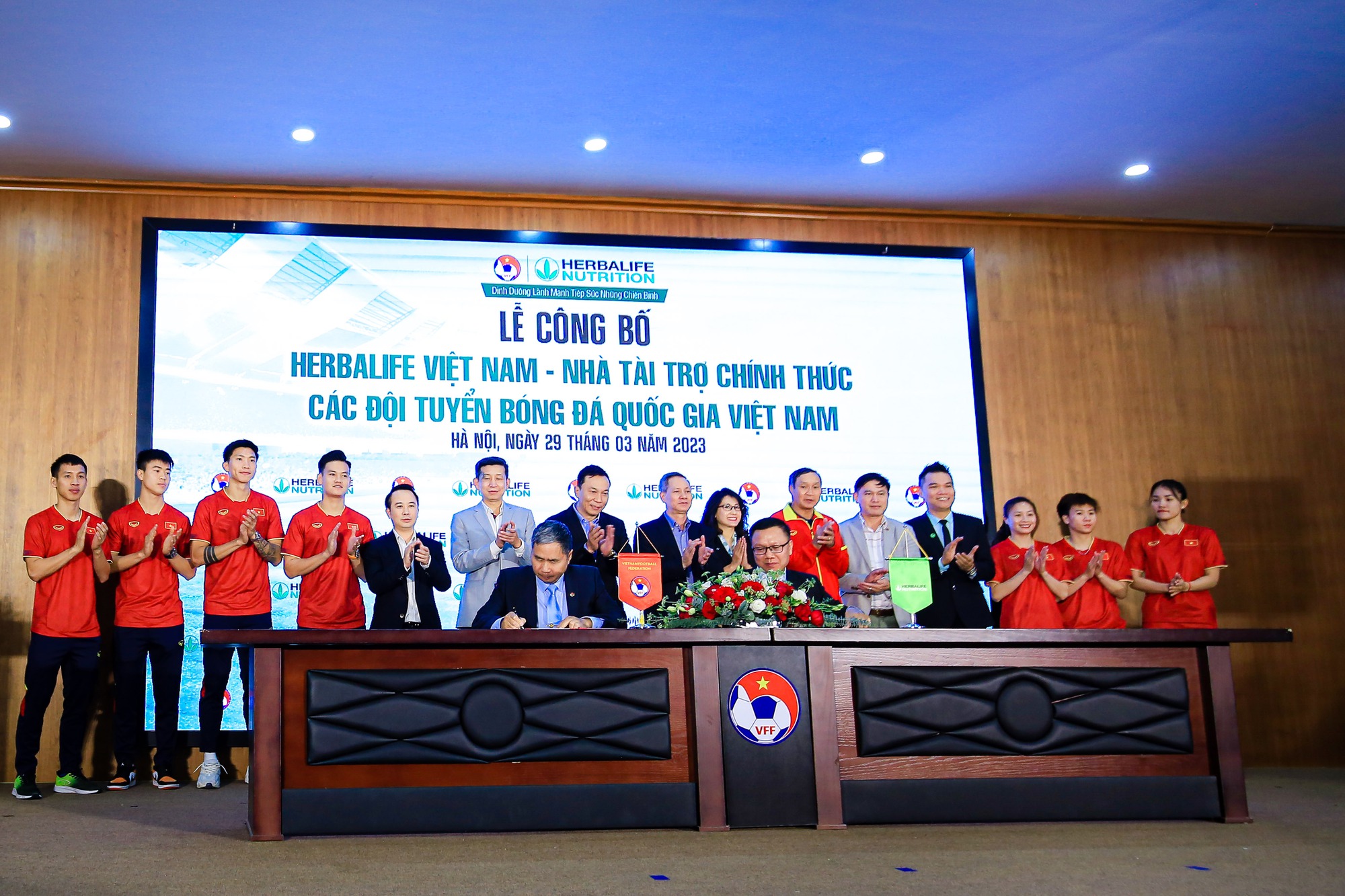 C&ocirc;ng bố nh&agrave; t&agrave;i trợ ch&iacute;nh thức c&aacute;c đội tuyển b&oacute;ng đ&aacute; quốc gia Việt Nam - Ảnh 6.